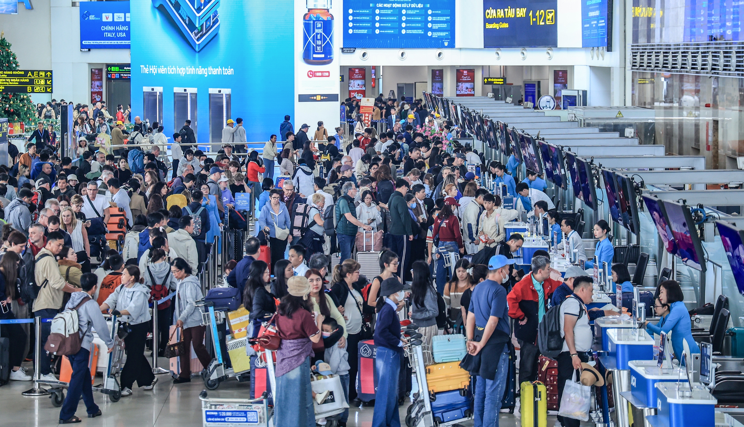 S&acirc;n bay Nội B&agrave;i chật k&iacute;n kh&aacute;ch trong ng&agrave;y cao điểm nhất kỳ nghỉ Tết Dương lịch 2026- Ảnh 1.