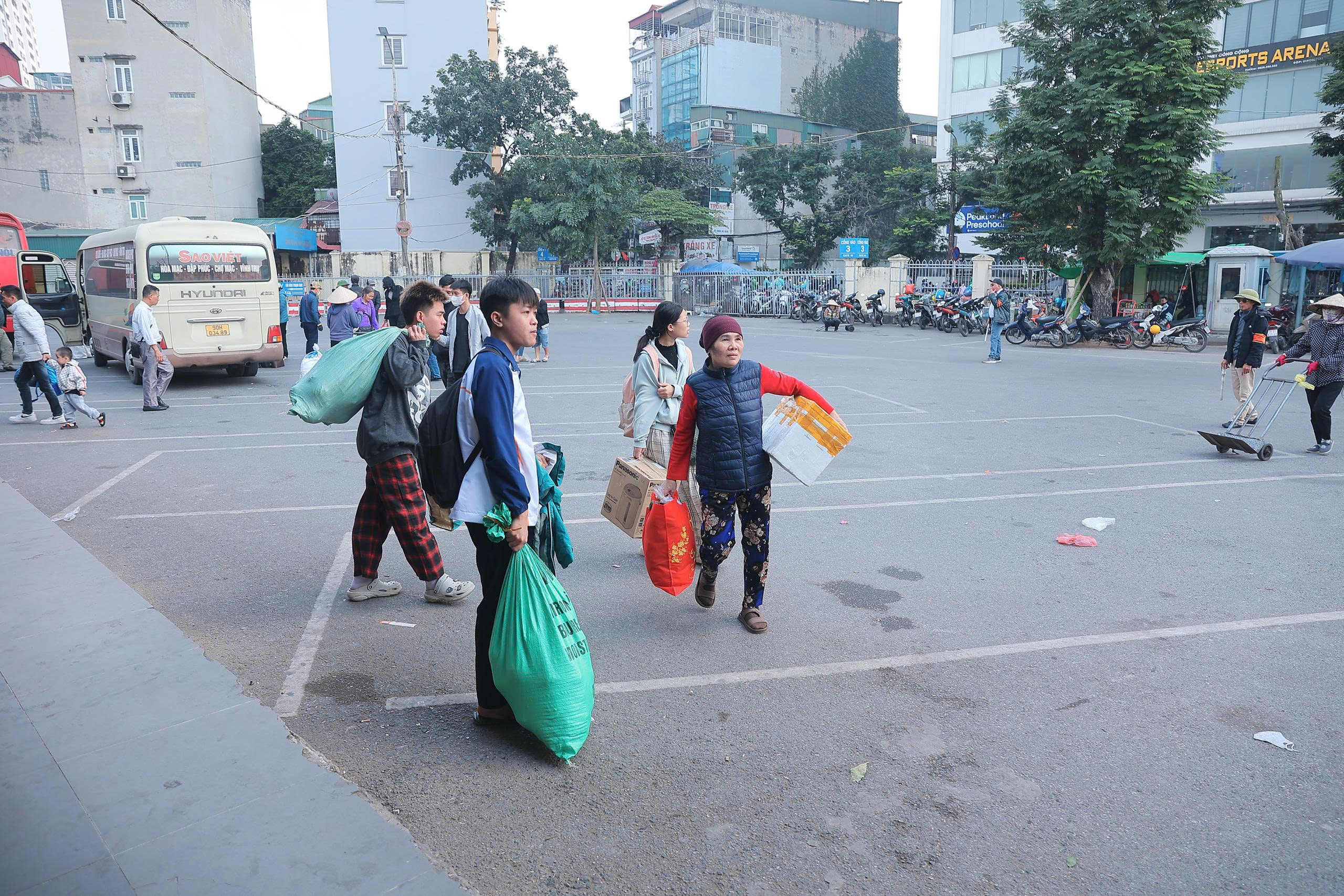 Người dân tay xách nách mang trở lại Hà Nội, bến xe đông đúc- Ảnh 4. Người dân tay xách nách mang trở lại Hà Nội, bến xe đông đúc- Ảnh 4.