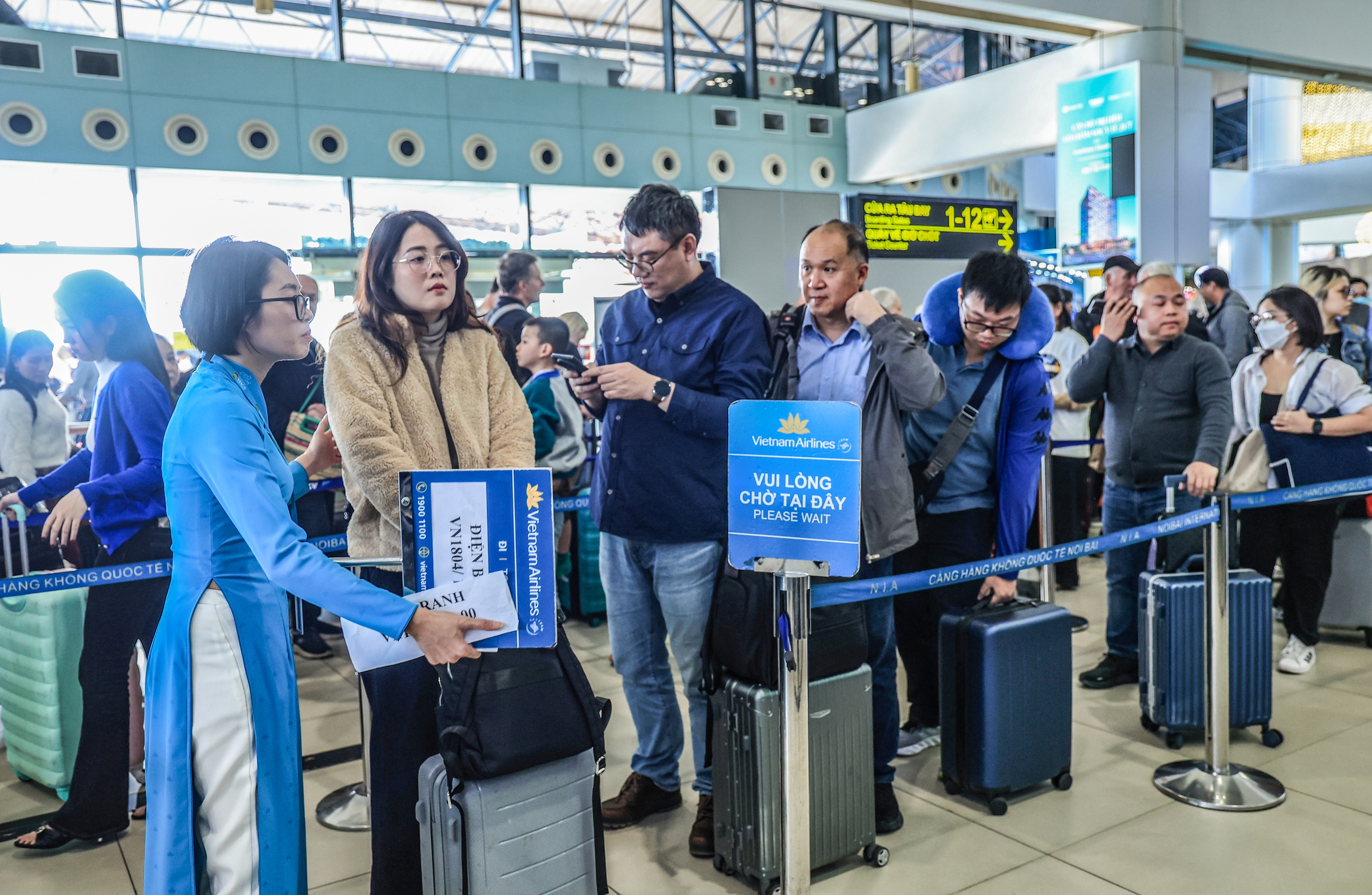 S&acirc;n bay Nội B&agrave;i chật k&iacute;n kh&aacute;ch trong ng&agrave;y cao điểm nhất kỳ nghỉ Tết Dương lịch 2026- Ảnh 5.