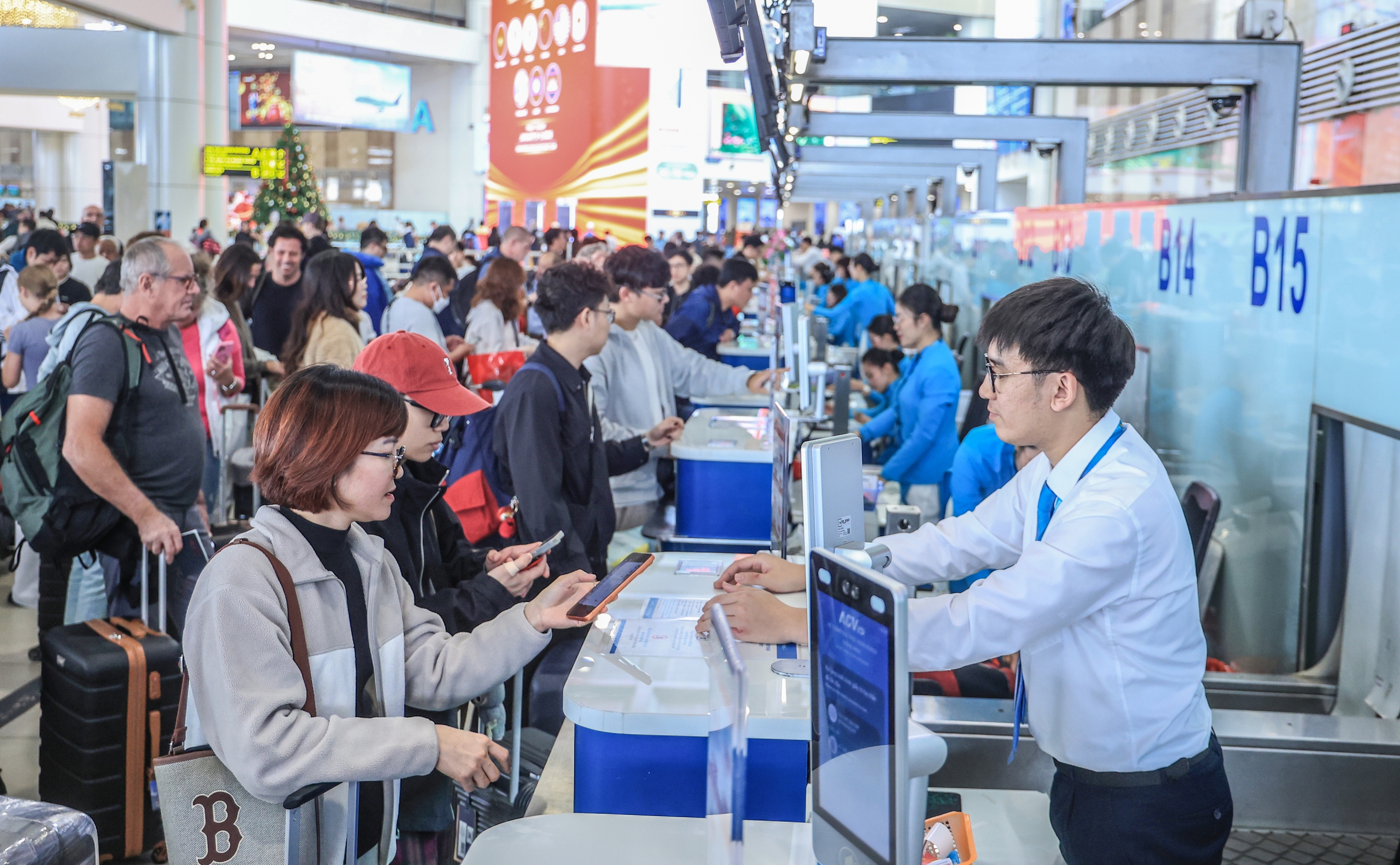 Hơn 1,3 triệu lượt kh&aacute;ch đi lại bằng đường h&agrave;ng kh&ocirc;ng dịp Tết Dương lịch- Ảnh 1.