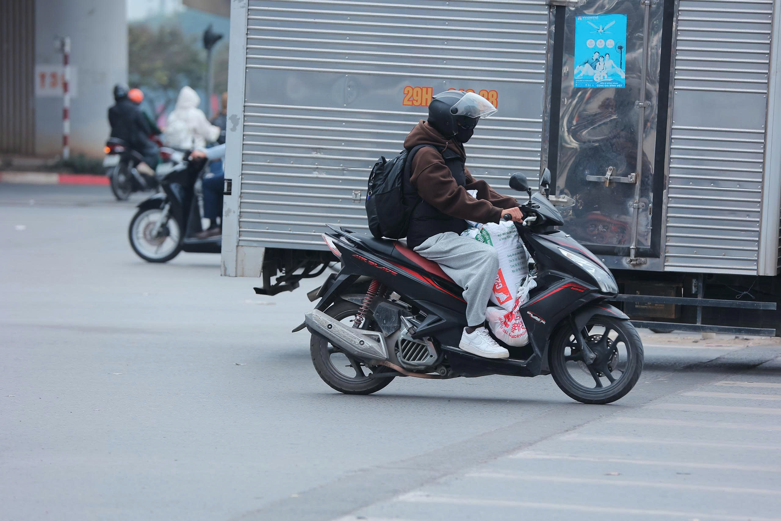 Người d&acirc;n &ugrave;n &ugrave;n trở lại Thủ đ&ocirc; sau kỳ nghỉ Tết Dương lịch, cửa ng&otilde; H&agrave; Nội đ&ocirc;ng nghẹt- Ảnh 13.