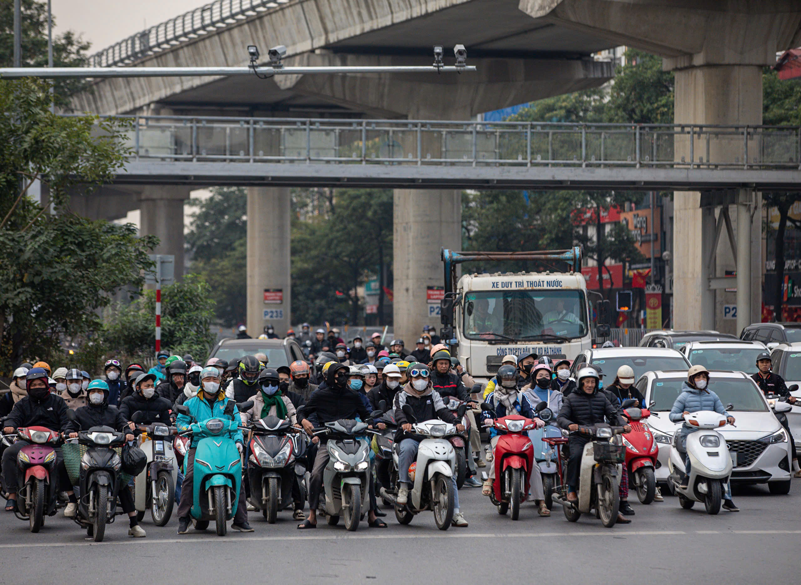 Người d&acirc;n &ugrave;n &ugrave;n trở lại Thủ đ&ocirc; sau kỳ nghỉ Tết Dương lịch, cửa ng&otilde; H&agrave; Nội đ&ocirc;ng nghẹt- Ảnh 15.