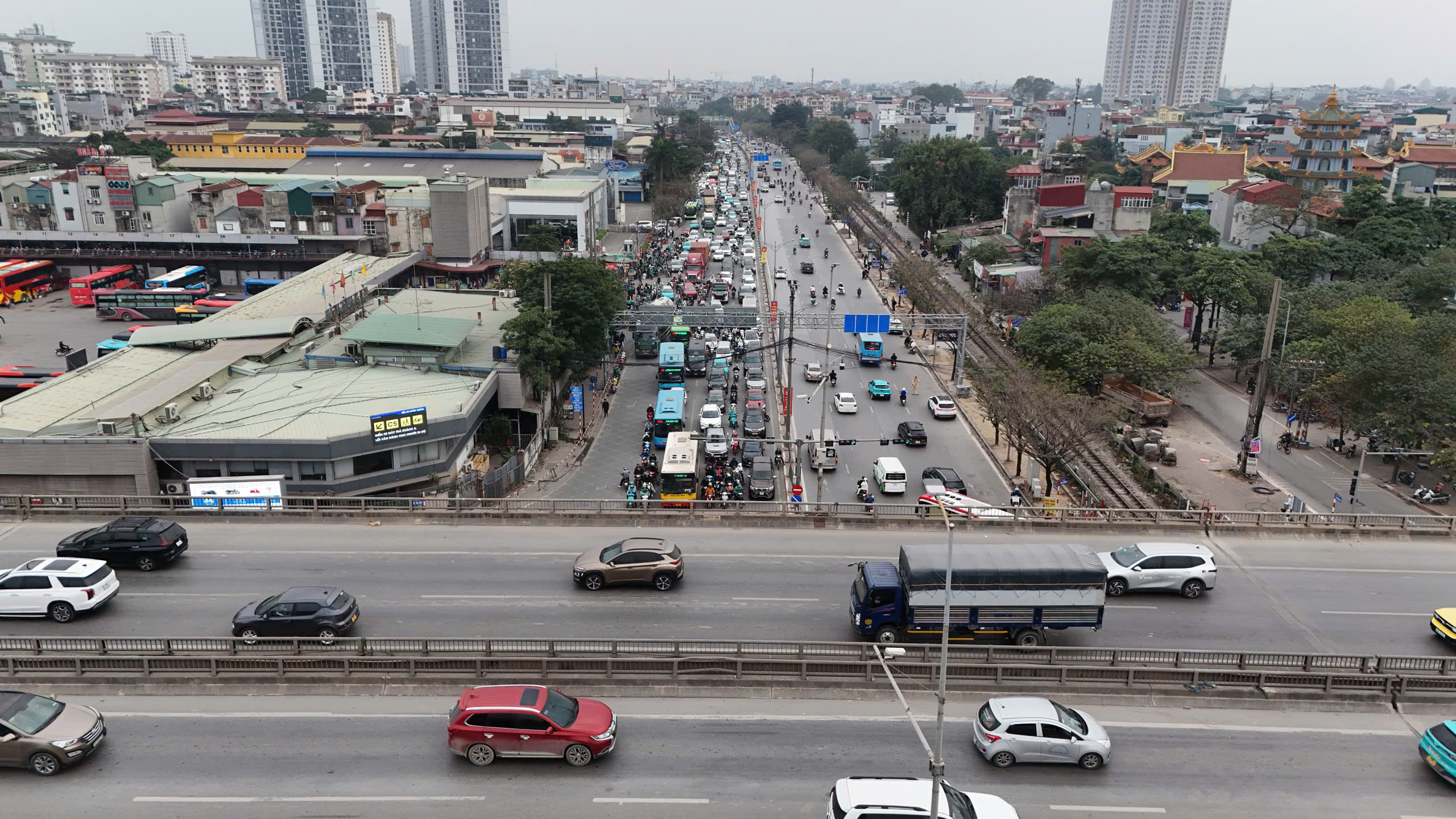 Người d&acirc;n &ugrave;n &ugrave;n trở lại Thủ đ&ocirc; sau kỳ nghỉ Tết Dương lịch, cửa ng&otilde; H&agrave; Nội đ&ocirc;ng nghẹt- Ảnh 5.