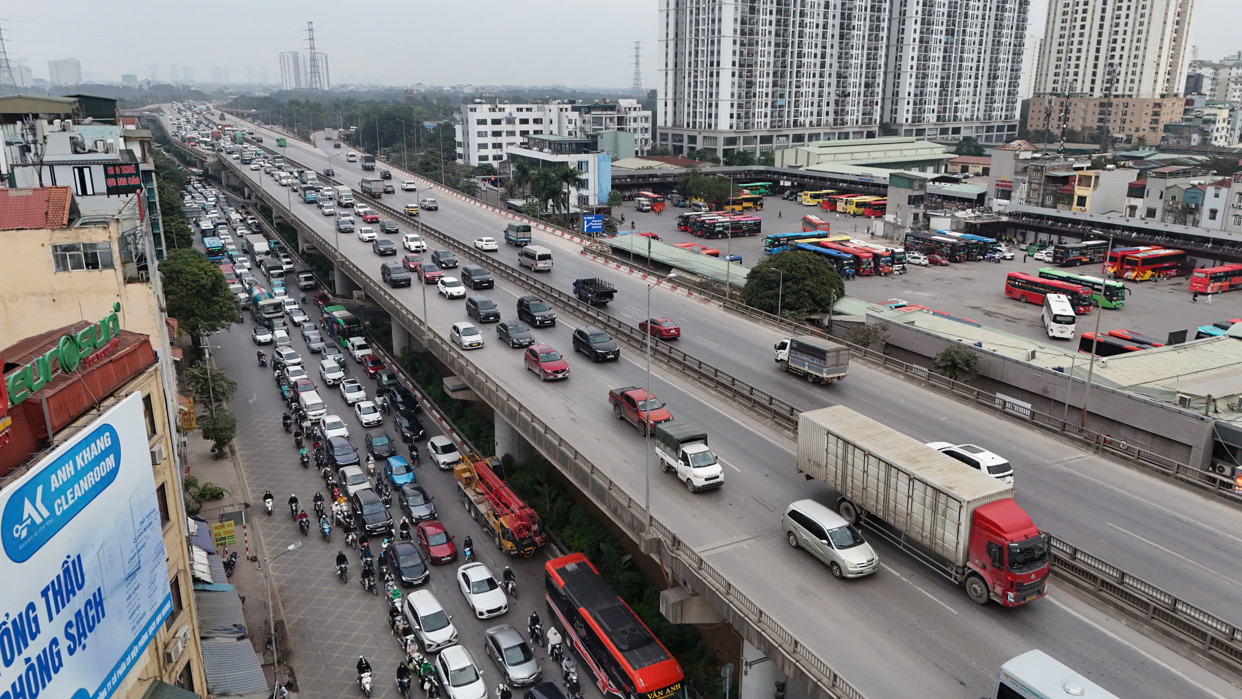 Người d&acirc;n &ugrave;n &ugrave;n trở lại Thủ đ&ocirc; sau kỳ nghỉ Tết Dương lịch, cửa ng&otilde; H&agrave; Nội đ&ocirc;ng nghẹt- Ảnh 14.