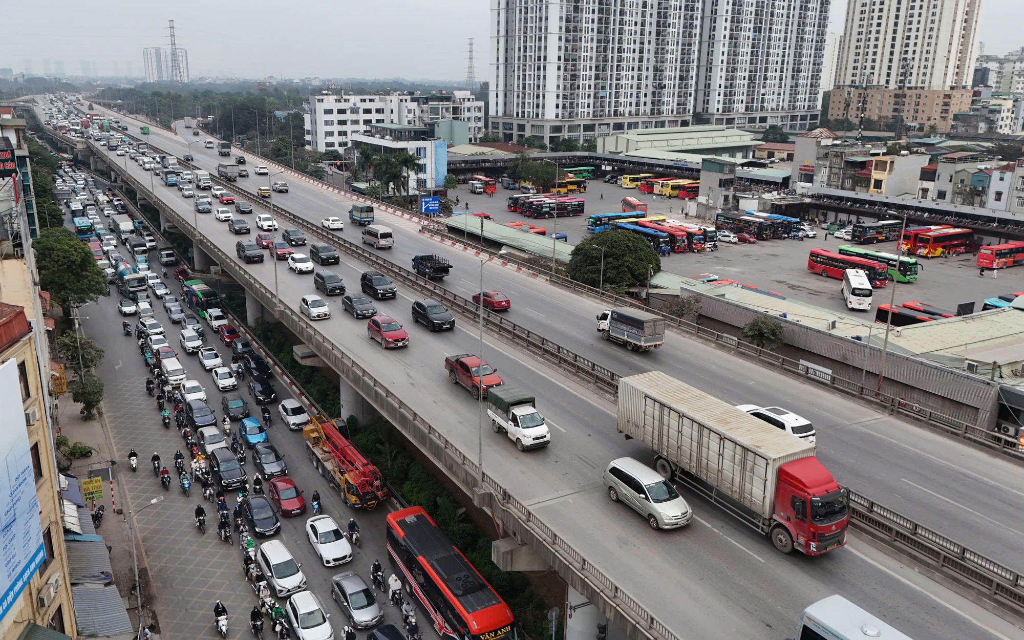 Nhiều tuyến đường của H&agrave; Nội hạn chế phương tiện hoạt động trong giờ cao điểm