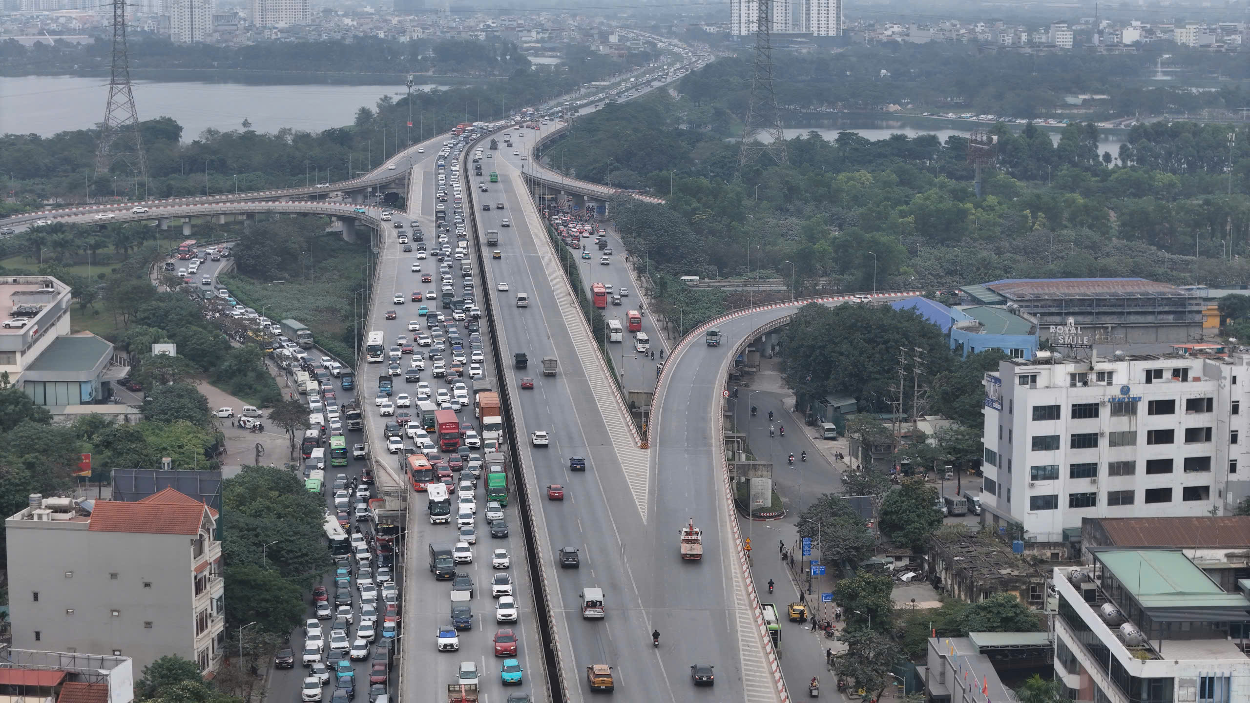 Người d&acirc;n &ugrave;n &ugrave;n trở lại Thủ đ&ocirc; sau kỳ nghỉ Tết Dương lịch, cửa ng&otilde; H&agrave; Nội đ&ocirc;ng nghẹt- Ảnh 3.