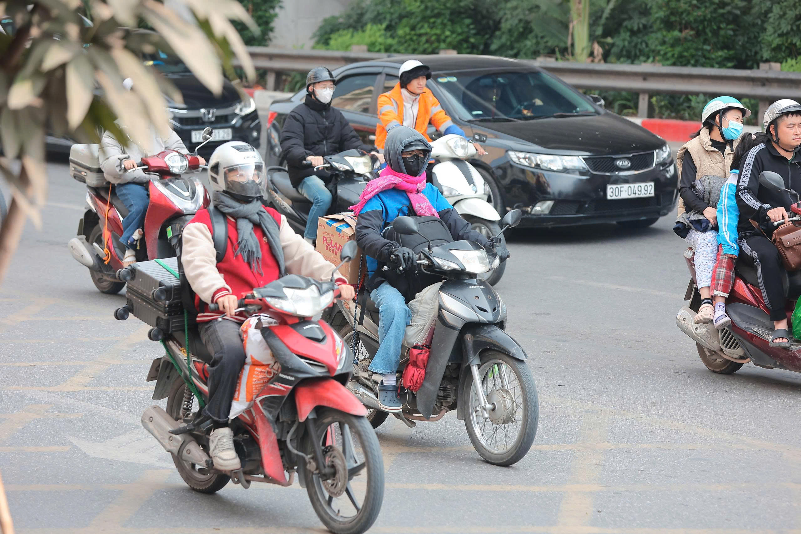 Người d&acirc;n &ugrave;n &ugrave;n trở lại Thủ đ&ocirc; sau kỳ nghỉ Tết Dương lịch, cửa ng&otilde; H&agrave; Nội đ&ocirc;ng nghẹt- Ảnh 9.