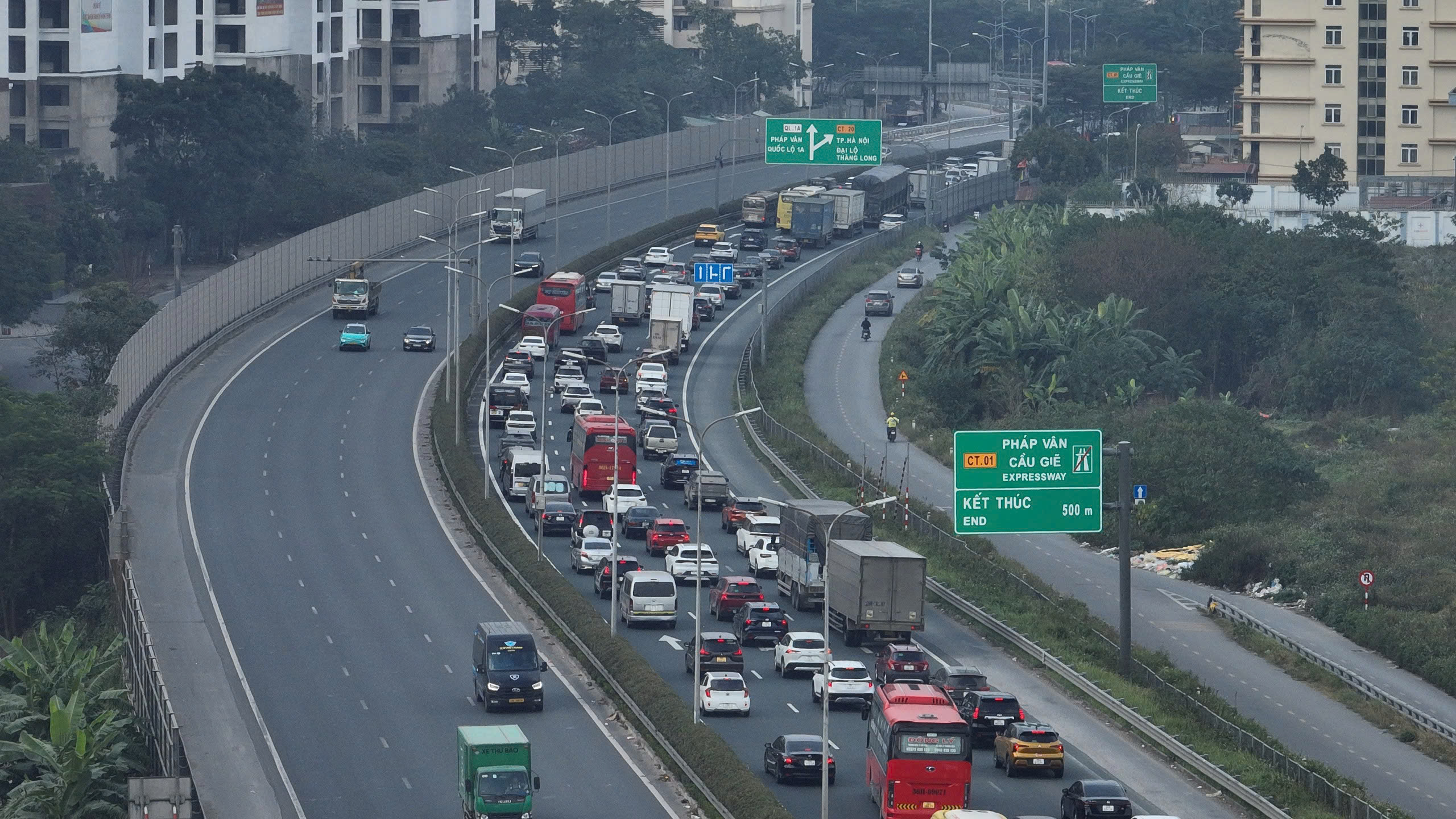 Người d&acirc;n &ugrave;n &ugrave;n trở lại Thủ đ&ocirc; sau kỳ nghỉ Tết Dương lịch, cửa ng&otilde; H&agrave; Nội đ&ocirc;ng nghẹt- Ảnh 1.