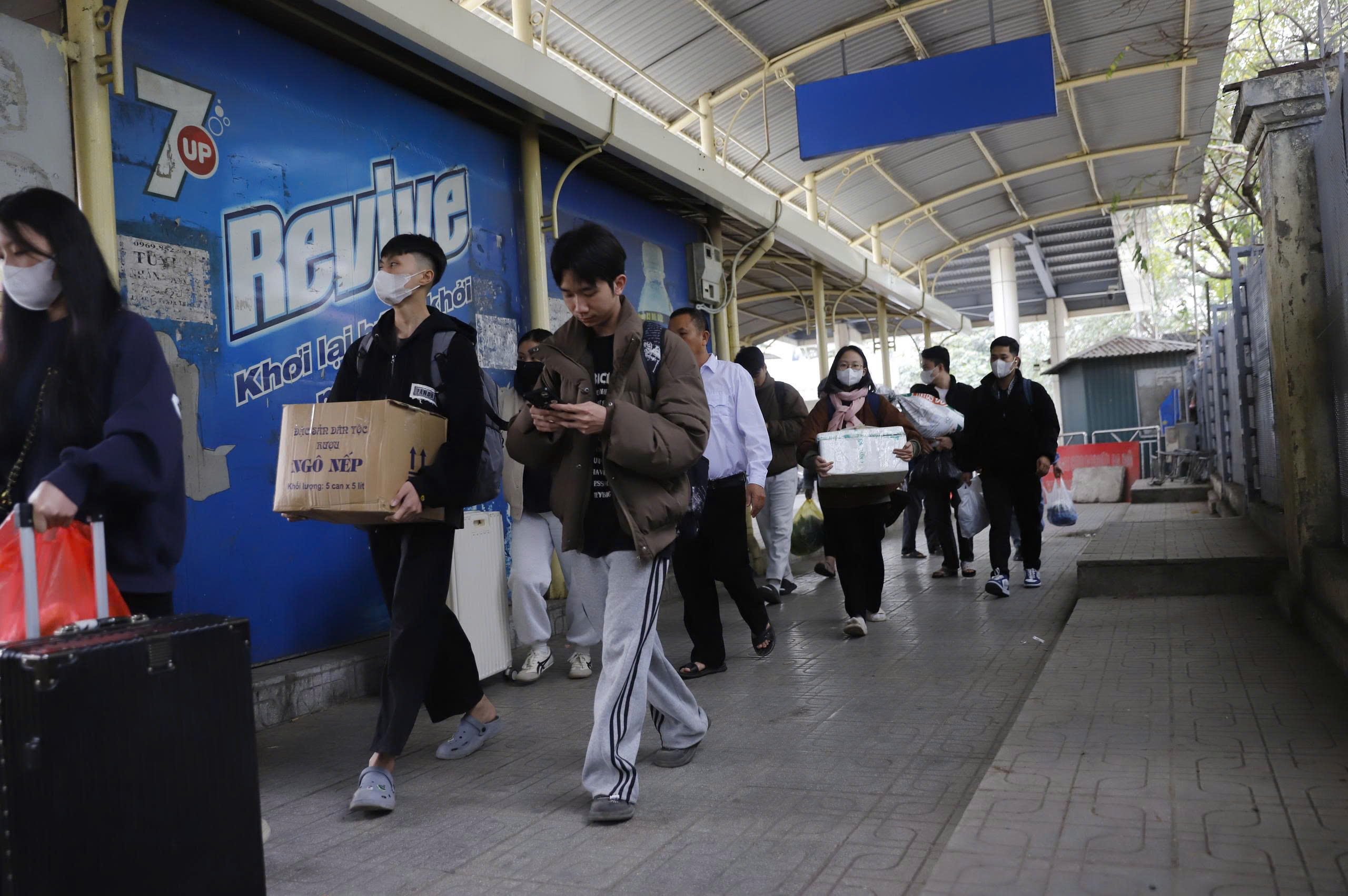 Người dân tay xách nách mang trở lại Hà Nội, bến xe đông đúc- Ảnh 9. Người dân tay xách nách mang trở lại Hà Nội, bến xe đông đúc- Ảnh 9.