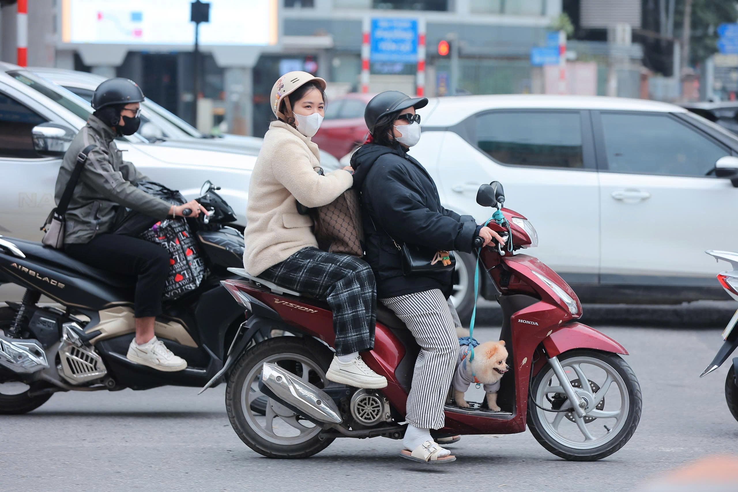 Người d&acirc;n &ugrave;n &ugrave;n trở lại Thủ đ&ocirc; sau kỳ nghỉ Tết Dương lịch, cửa ng&otilde; H&agrave; Nội đ&ocirc;ng nghẹt- Ảnh 10.