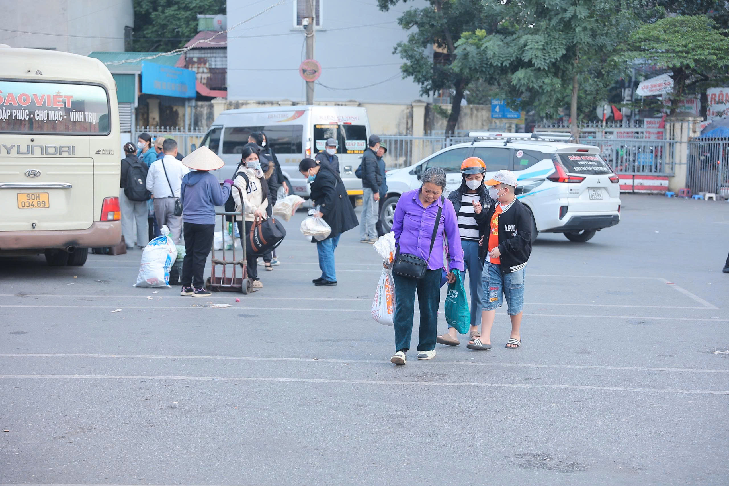 Người dân tay xách nách mang trở lại Hà Nội, bến xe đông đúc- Ảnh 1. Người dân tay xách nách mang trở lại Hà Nội, bến xe đông đúc- Ảnh 1.