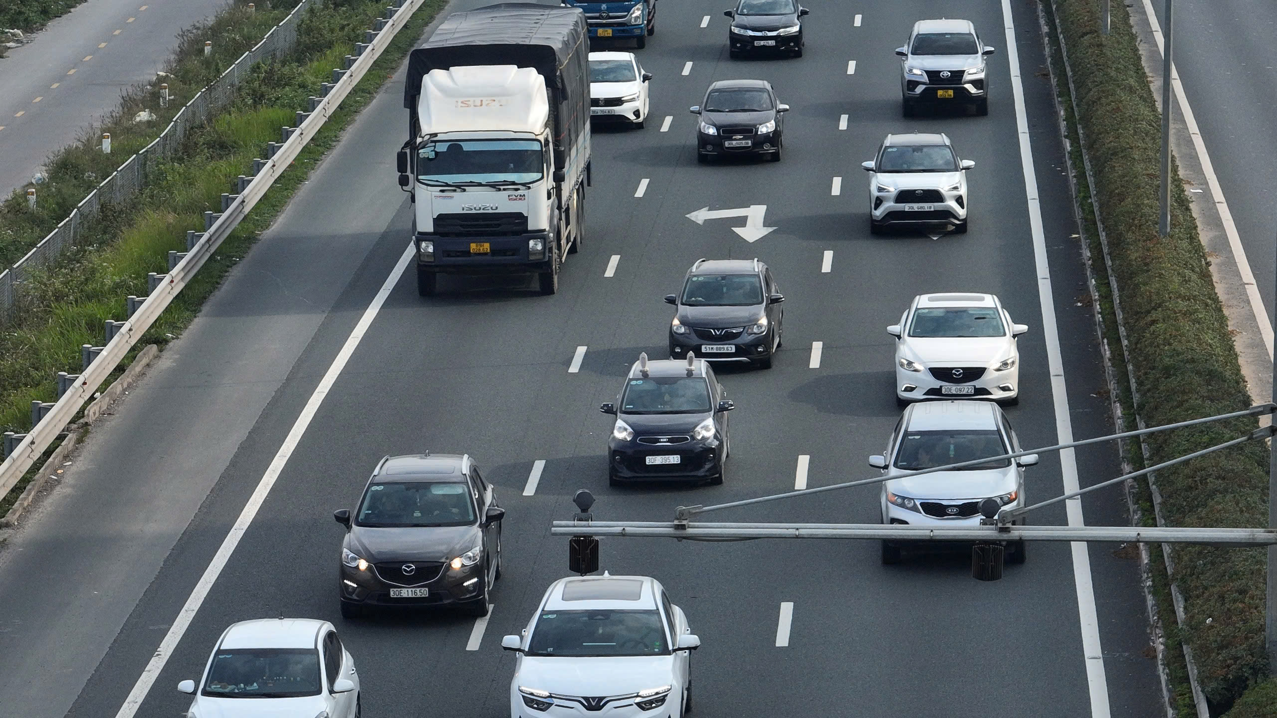 Người d&acirc;n &ugrave;n &ugrave;n trở lại Thủ đ&ocirc; sau kỳ nghỉ Tết Dương lịch, cửa ng&otilde; H&agrave; Nội đ&ocirc;ng nghẹt- Ảnh 2.