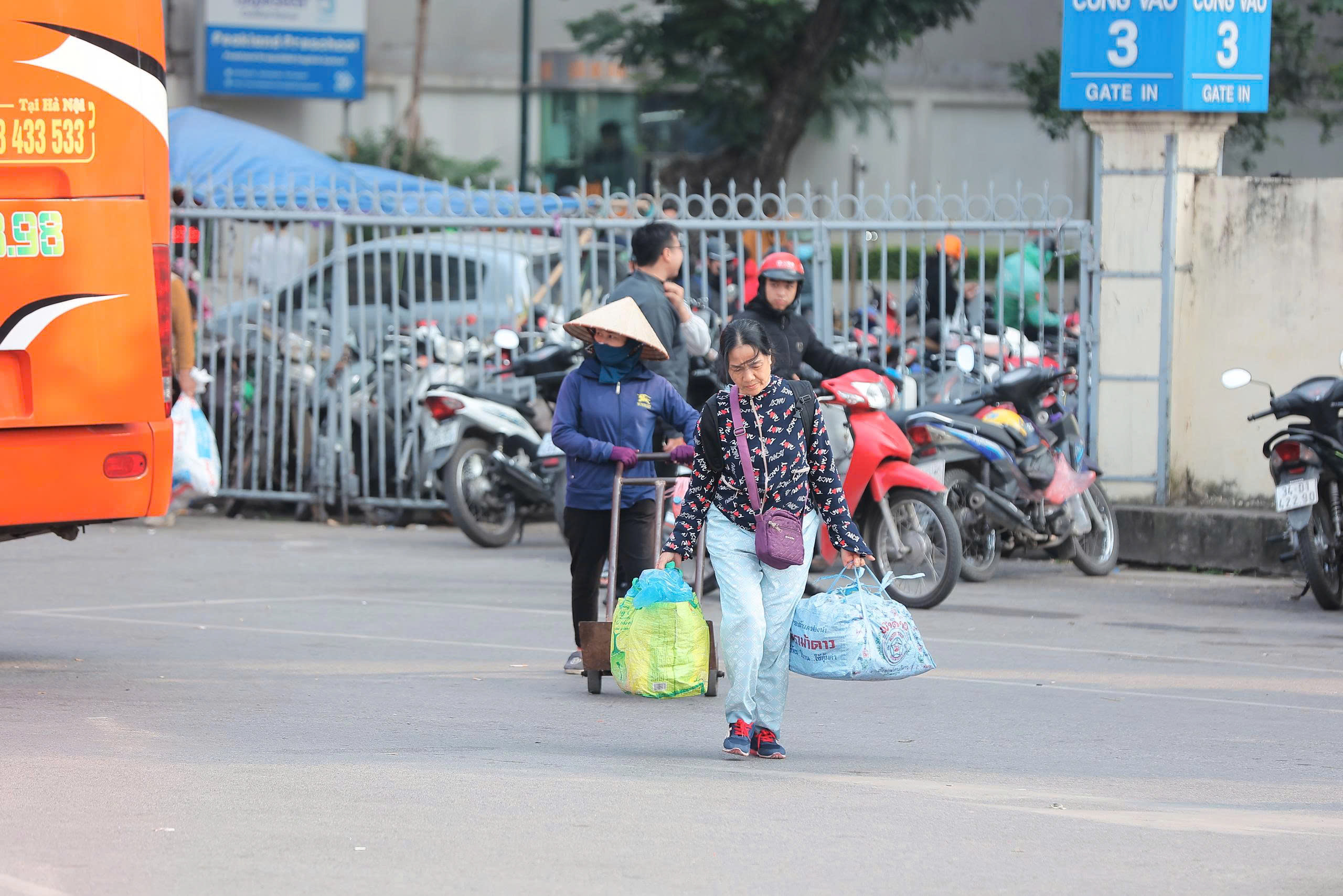 Người dân tay xách nách mang trở lại Hà Nội, bến xe đông đúc- Ảnh 7. Người dân tay xách nách mang trở lại Hà Nội, bến xe đông đúc- Ảnh 7.