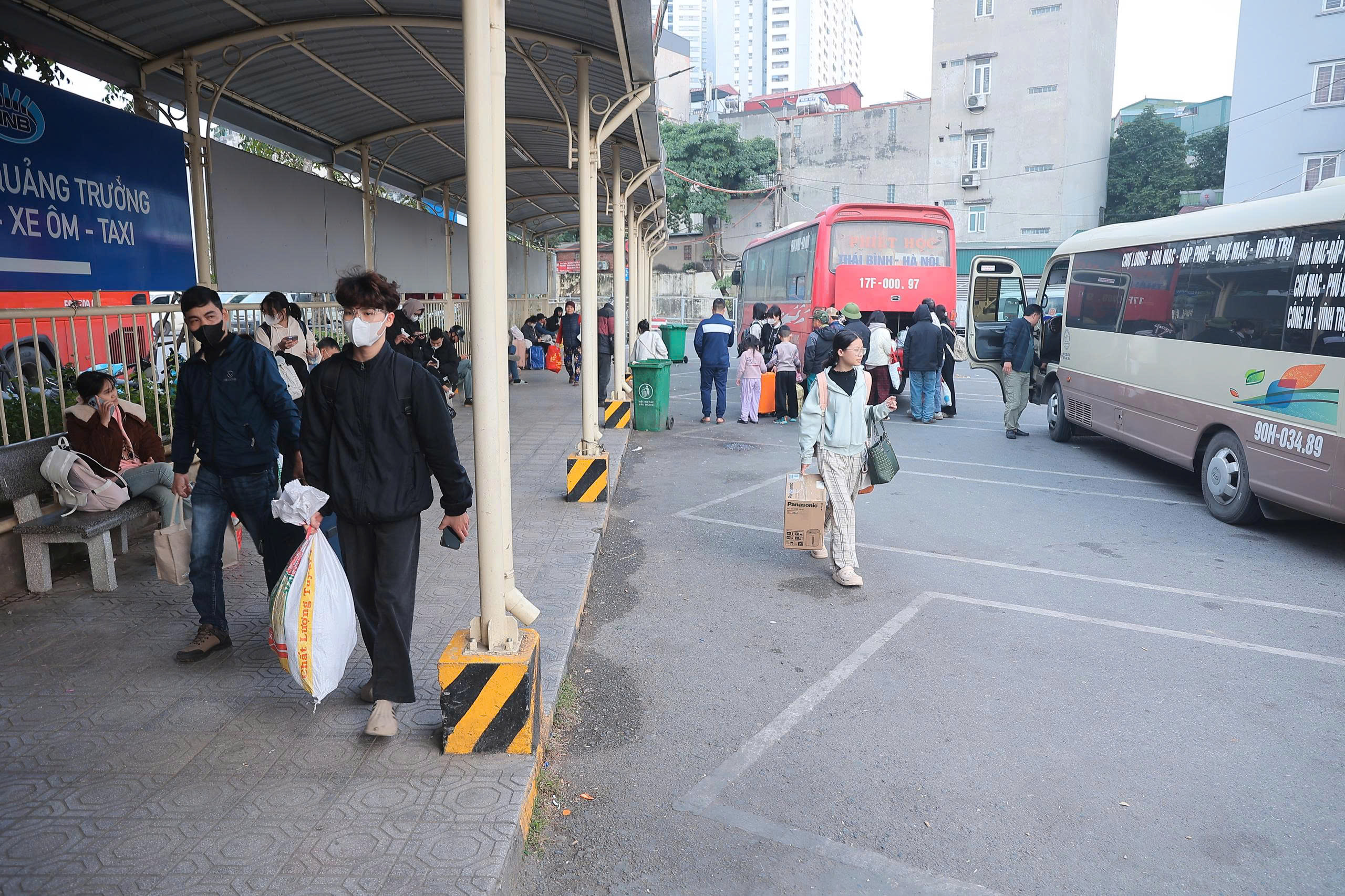 Người dân tay xách nách mang trở lại Hà Nội, bến xe đông đúc- Ảnh 2. Người dân tay xách nách mang trở lại Hà Nội, bến xe đông đúc- Ảnh 2.