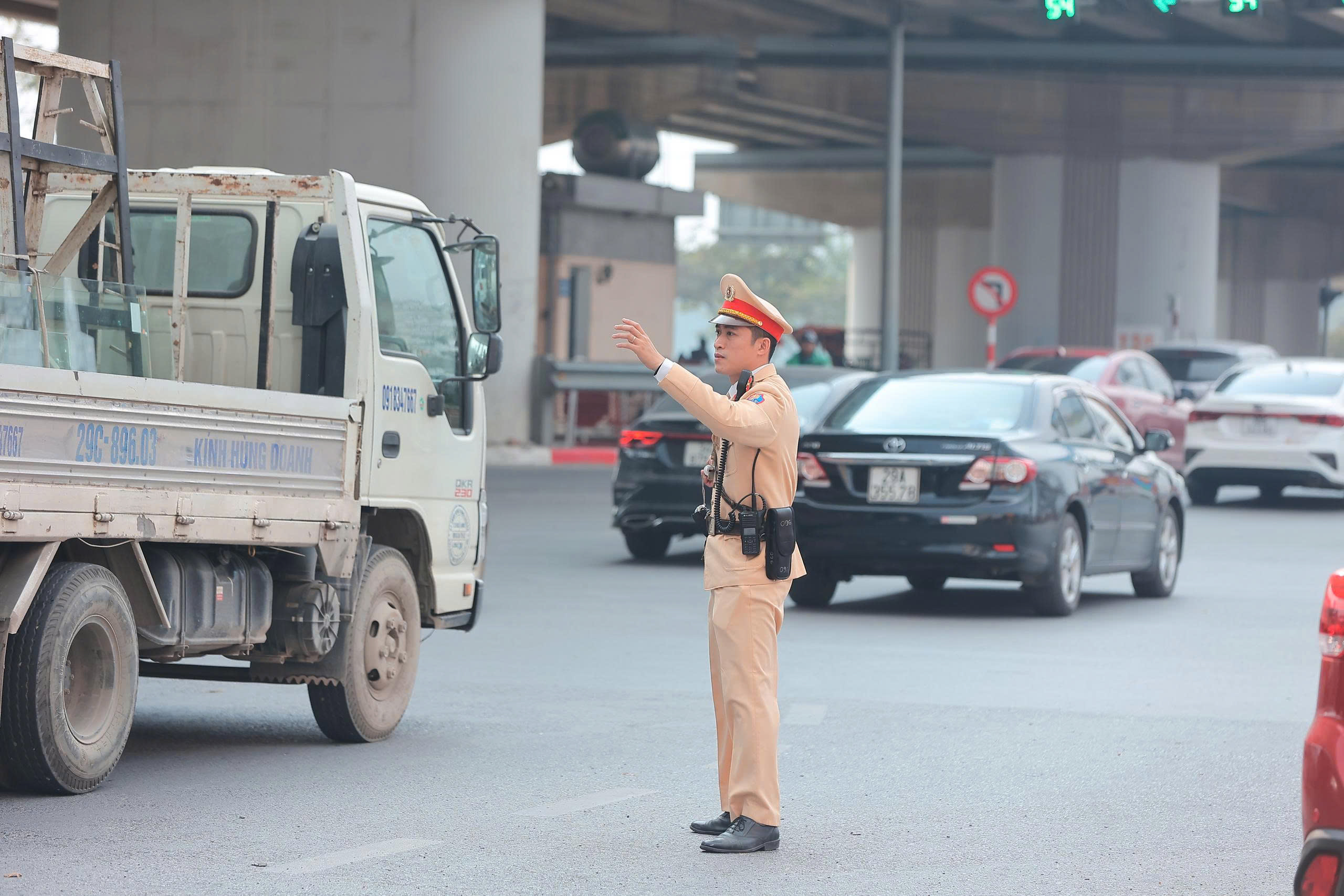 Người d&acirc;n &ugrave;n &ugrave;n trở lại Thủ đ&ocirc; sau kỳ nghỉ Tết Dương lịch, cửa ng&otilde; H&agrave; Nội đ&ocirc;ng nghẹt- Ảnh 8.