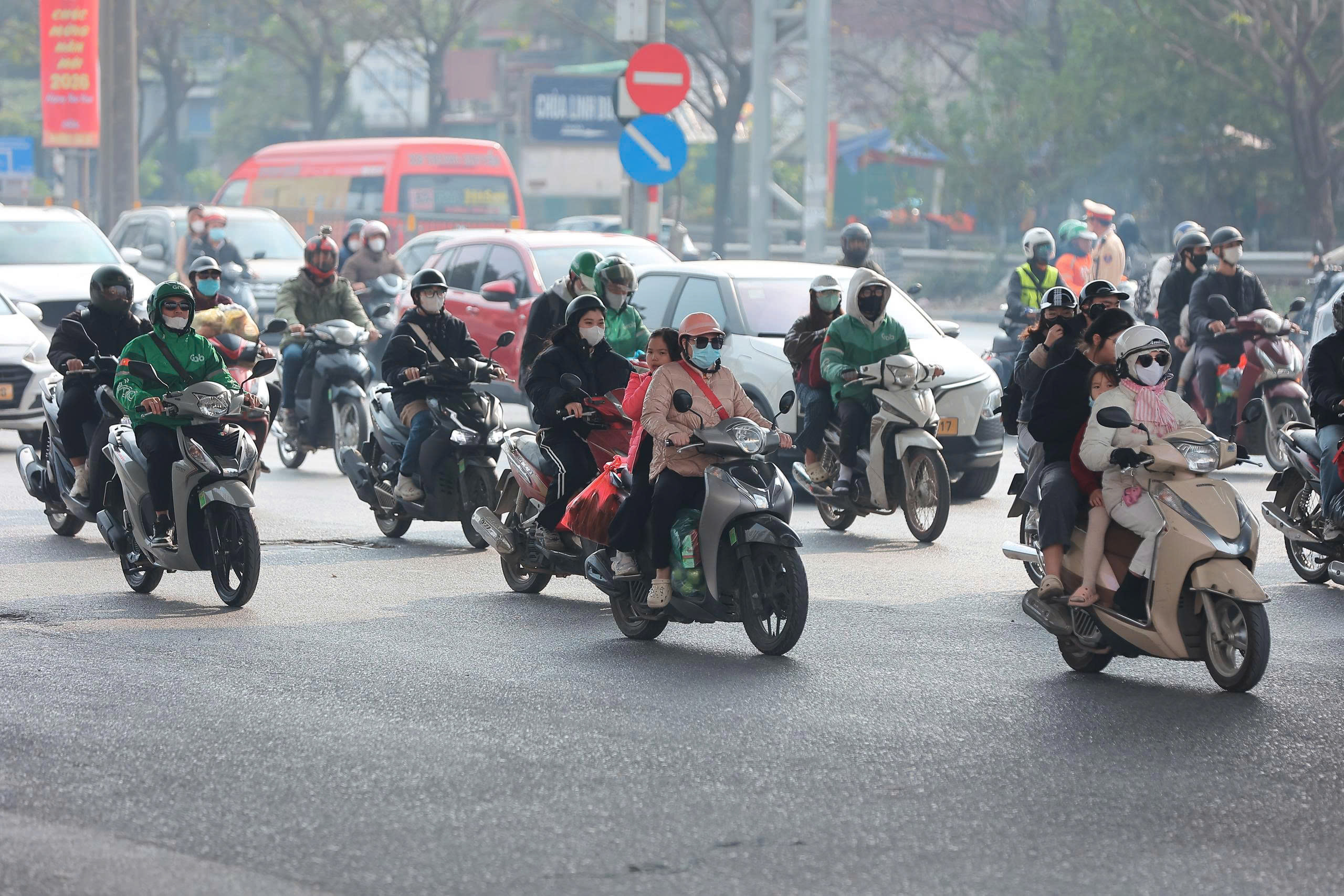 Người d&acirc;n &ugrave;n &ugrave;n trở lại Thủ đ&ocirc; sau kỳ nghỉ Tết Dương lịch, cửa ng&otilde; H&agrave; Nội đ&ocirc;ng nghẹt- Ảnh 7.