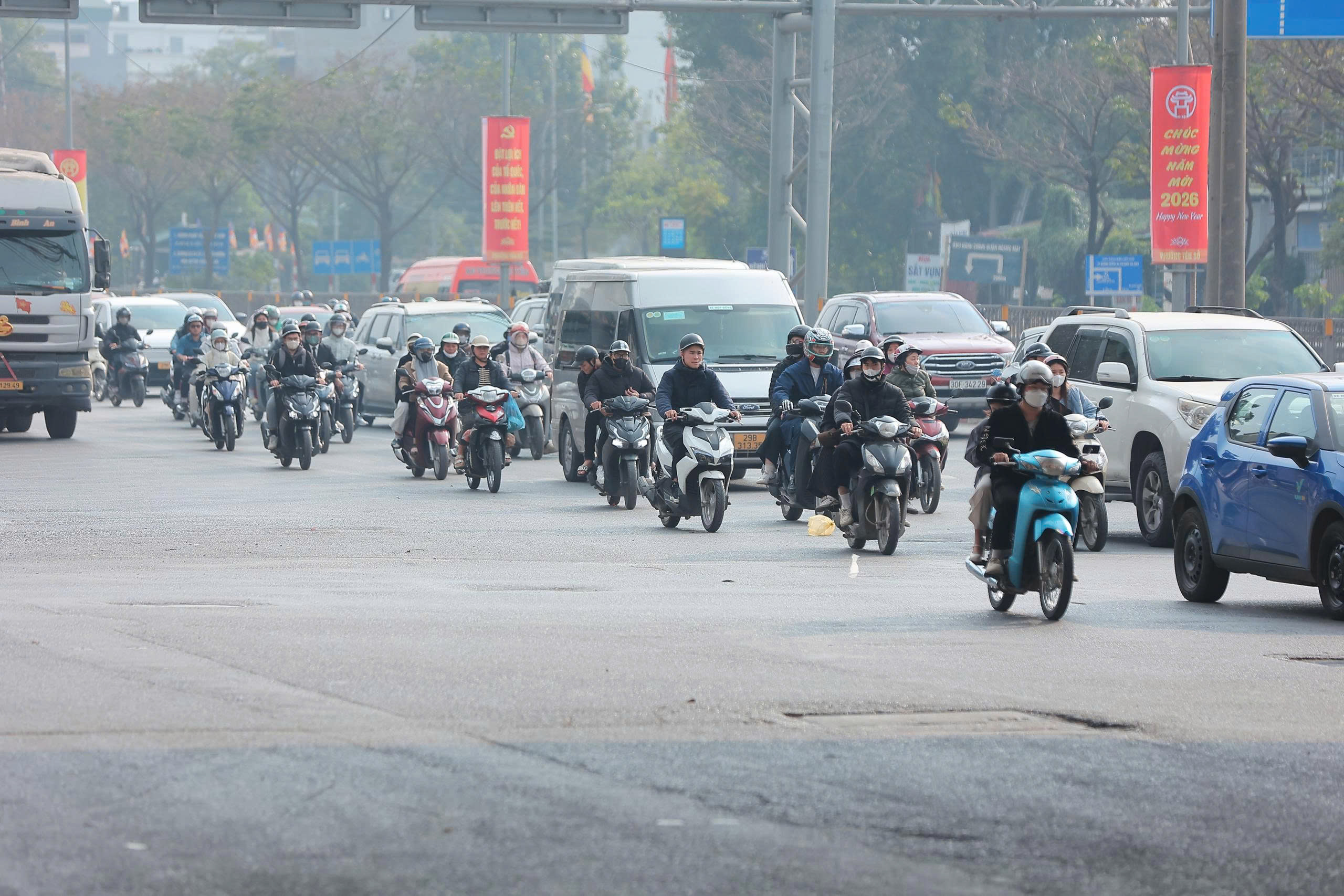 Người d&acirc;n &ugrave;n &ugrave;n trở lại Thủ đ&ocirc; sau kỳ nghỉ Tết Dương lịch, cửa ng&otilde; H&agrave; Nội đ&ocirc;ng nghẹt- Ảnh 6.