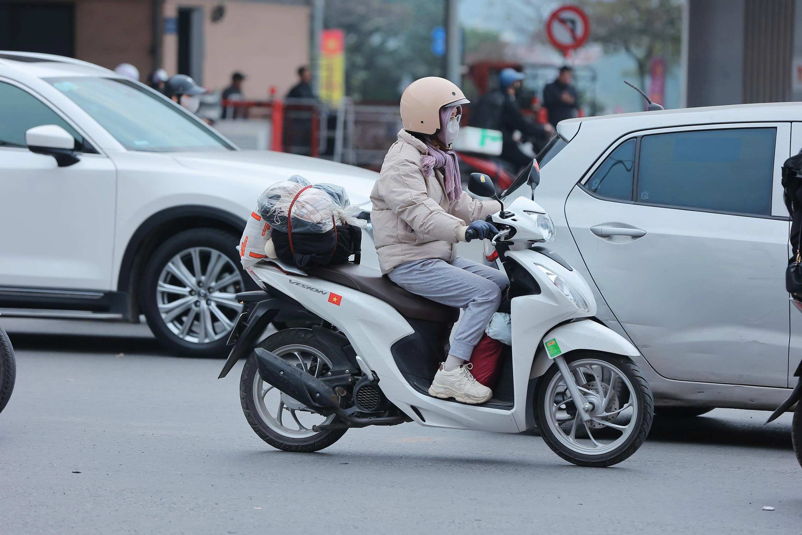 Người d&acirc;n &ugrave;n &ugrave;n trở lại Thủ đ&ocirc; sau kỳ nghỉ Tết Dương lịch, cửa ng&otilde; H&agrave; Nội đ&ocirc;ng nghẹt- Ảnh 11.