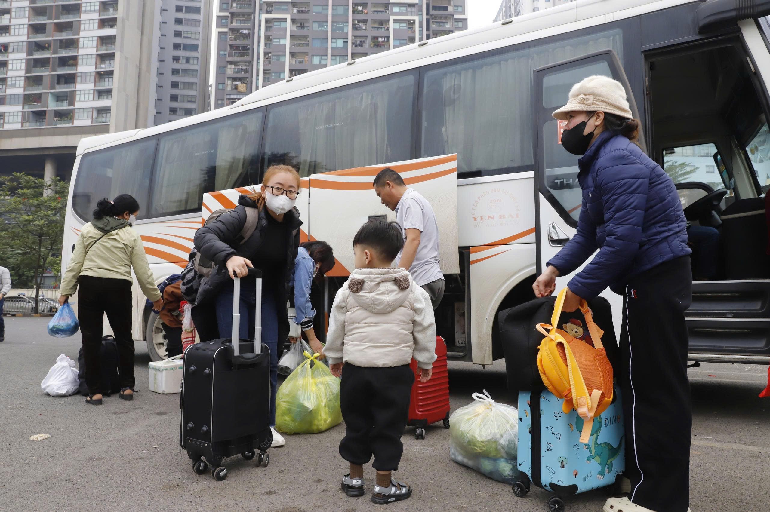 Người dân tay xách nách mang trở lại Hà Nội, bến xe đông đúc- Ảnh 10. Người dân tay xách nách mang trở lại Hà Nội, bến xe đông đúc- Ảnh 10.