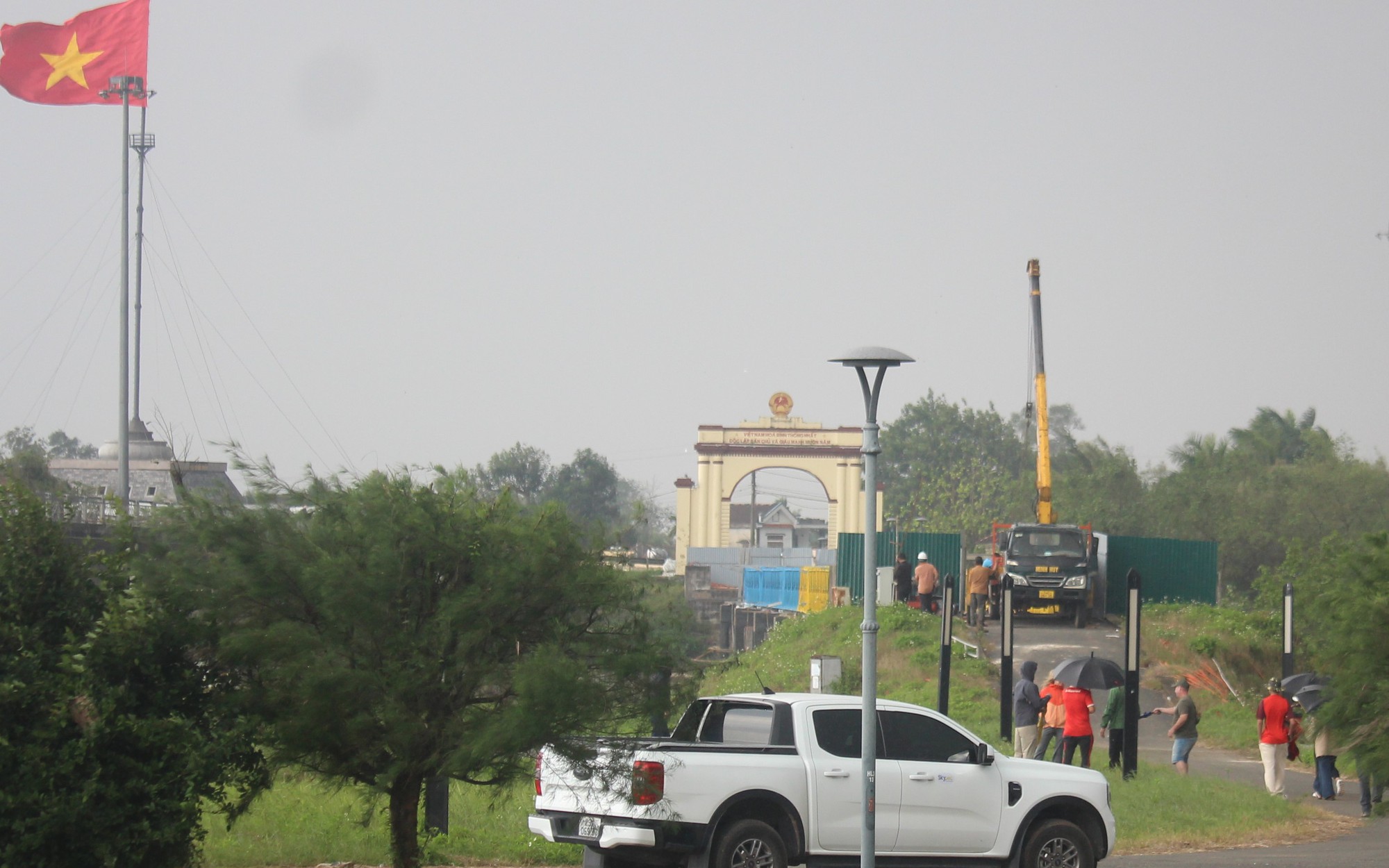 C&ocirc;ng tr&igrave;nh tu bổ cầu Hiền Lương thi c&ocirc;ng xuy&ecirc;n lễ, chạy nước r&uacute;t về đ&iacute;ch