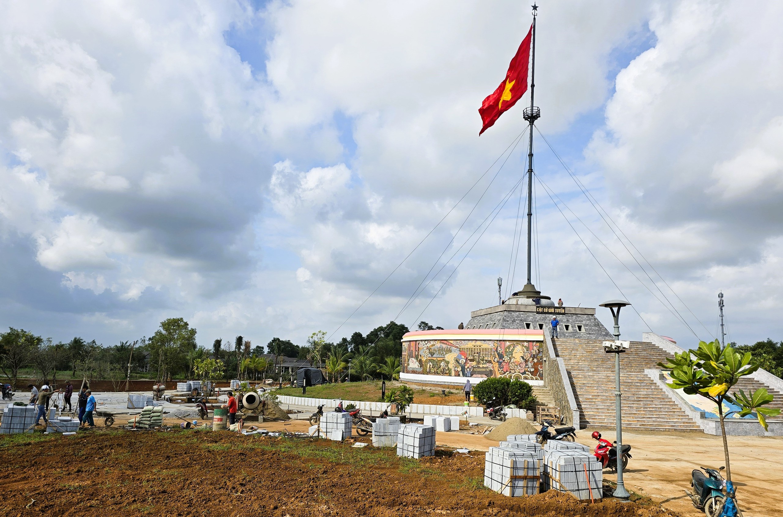 C&ocirc;ng tr&igrave;nh tu bổ cầu Hiền Lương thi c&ocirc;ng xuy&ecirc;n lễ, chạy nước r&uacute;t về đ&iacute;ch- Ảnh 1.