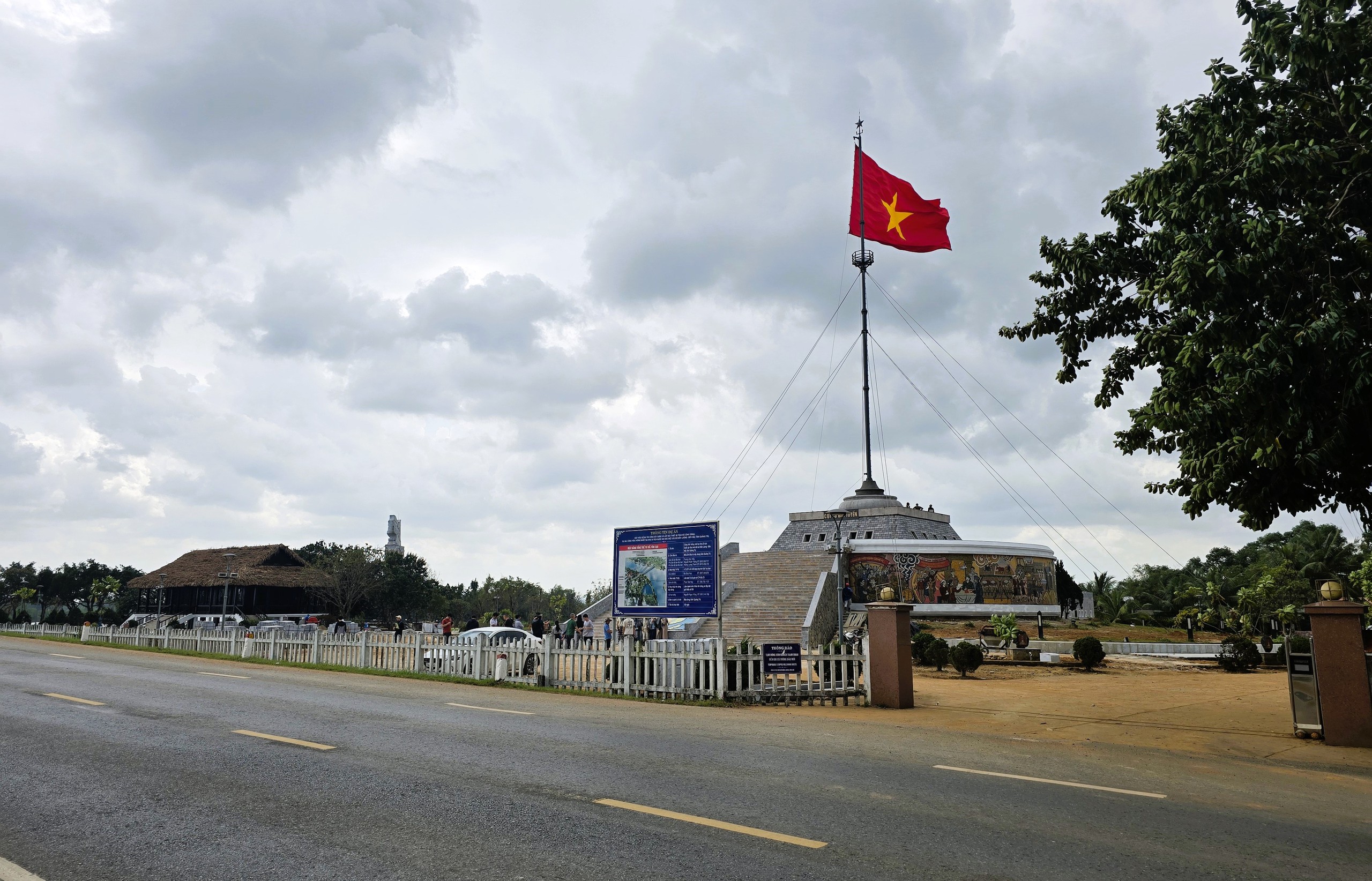 C&ocirc;ng tr&igrave;nh tu bổ cầu Hiền Lương thi c&ocirc;ng xuy&ecirc;n lễ, chạy nước r&uacute;t về đ&iacute;ch- Ảnh 2.