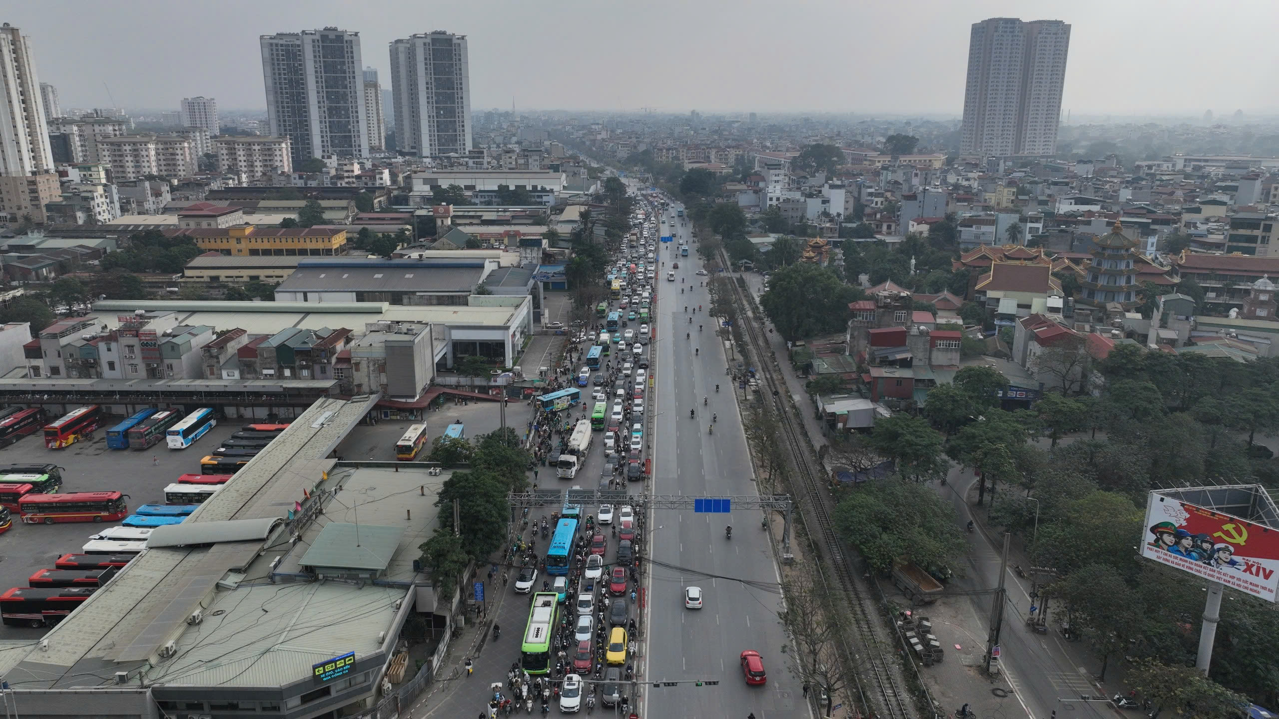 Người d&acirc;n &ugrave;n &ugrave;n trở lại Thủ đ&ocirc; sau kỳ nghỉ Tết Dương lịch, cửa ng&otilde; H&agrave; Nội đ&ocirc;ng nghẹt- Ảnh 4.
