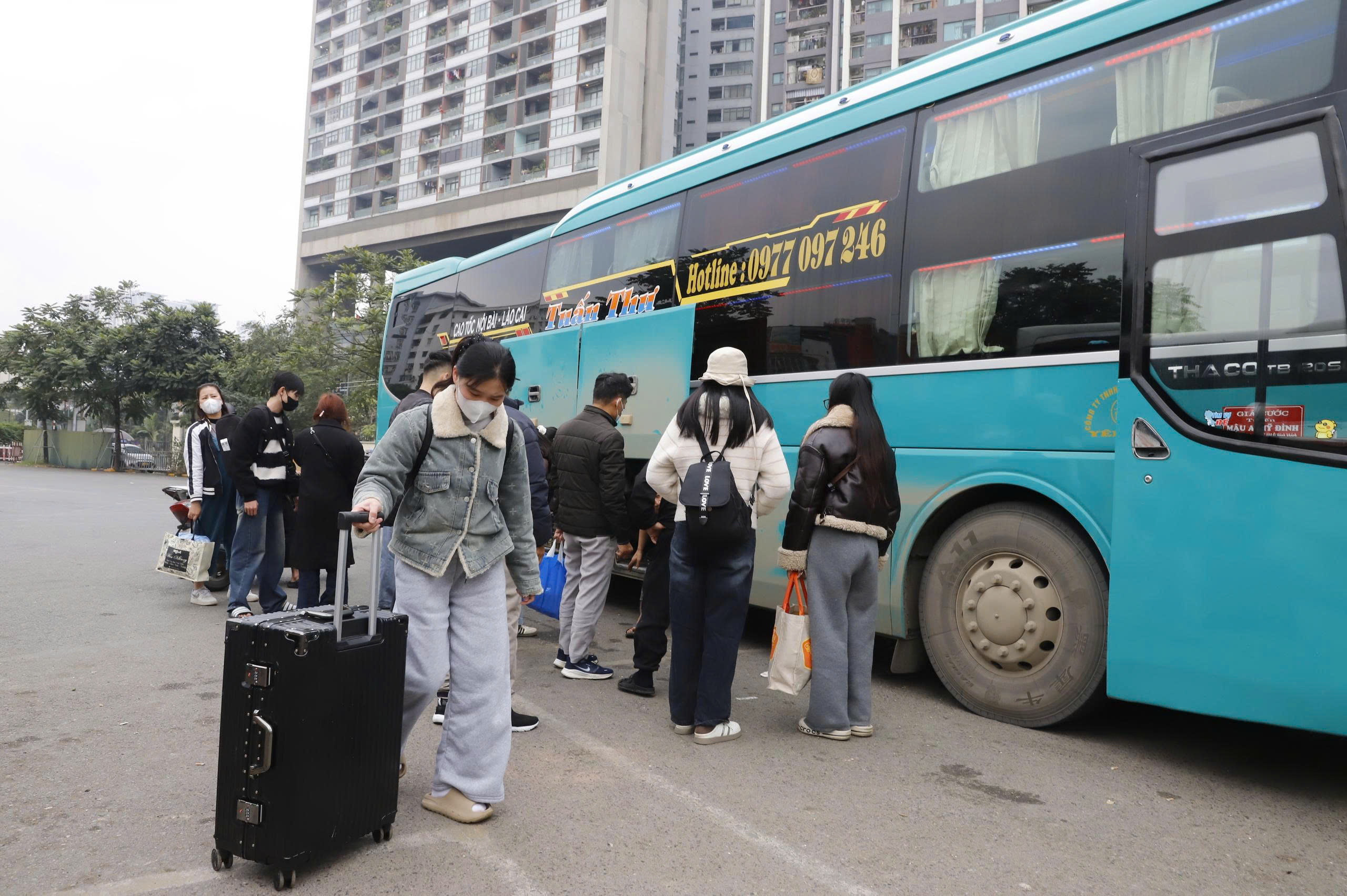 Người dân tay xách nách mang trở lại Hà Nội, bến xe đông đúc- Ảnh 11. Người dân tay xách nách mang trở lại Hà Nội, bến xe đông đúc- Ảnh 11.