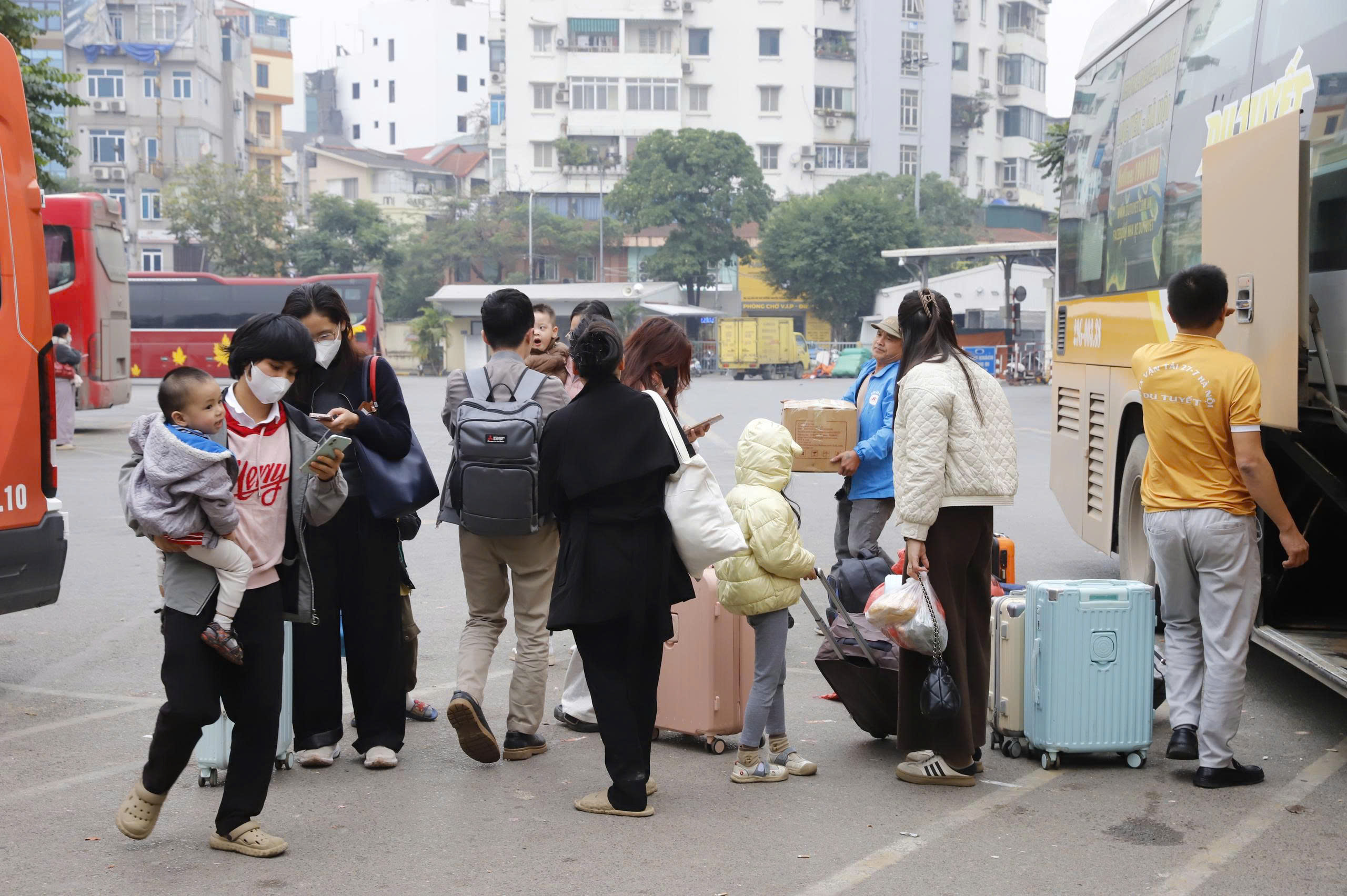 Người dân tay xách nách mang trở lại Hà Nội, bến xe đông đúc- Ảnh 12. Người dân tay xách nách mang trở lại Hà Nội, bến xe đông đúc- Ảnh 12.