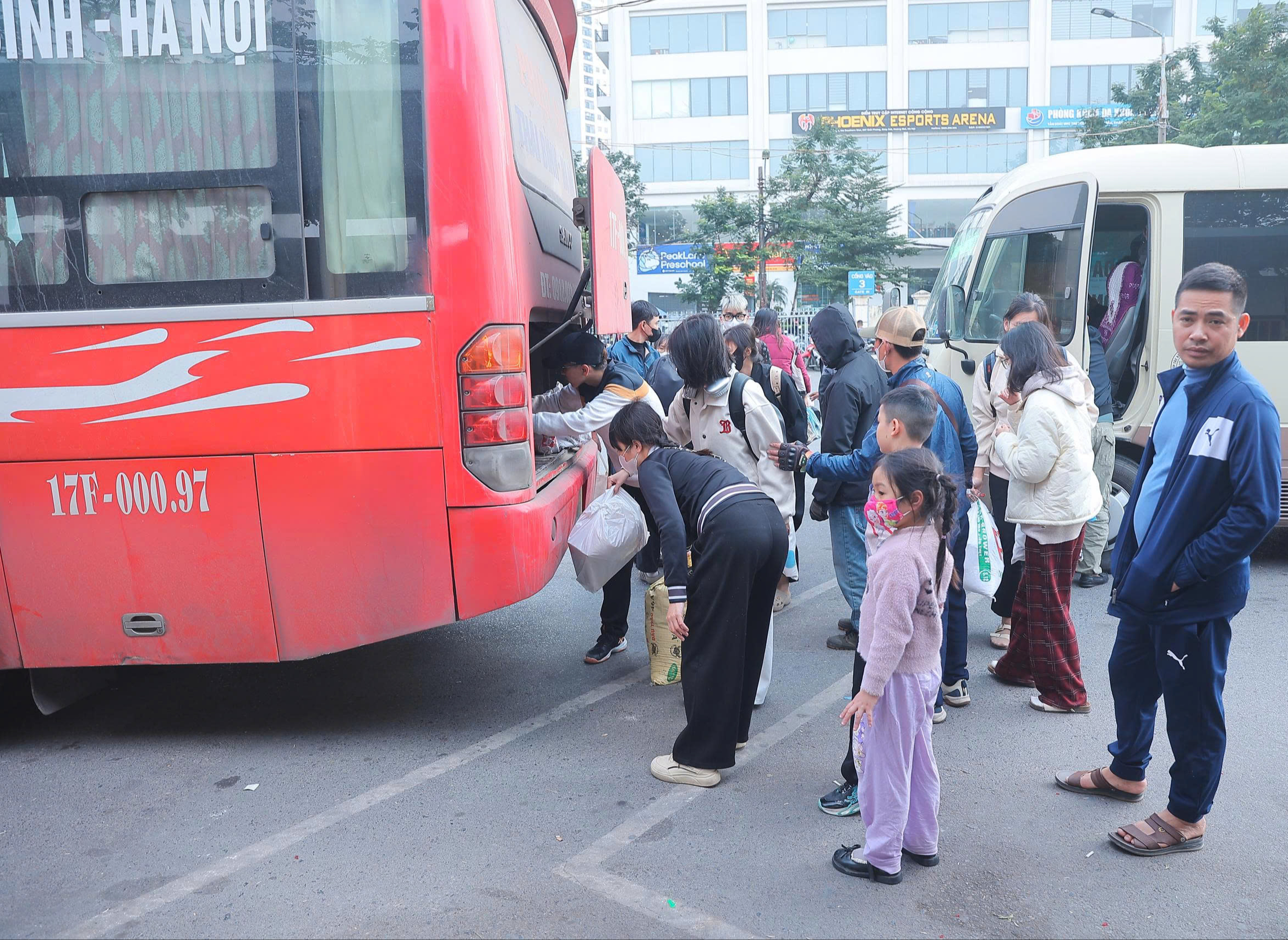 Người dân tay xách nách mang trở lại Hà Nội, bến xe đông đúc- Ảnh 3. Người dân tay xách nách mang trở lại Hà Nội, bến xe đông đúc- Ảnh 3.