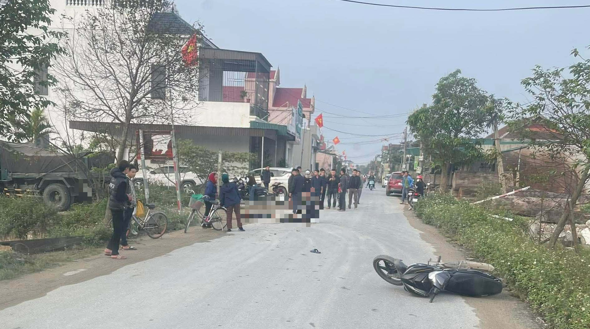 Xe m&aacute;y va chạm &ocirc; t&ocirc; tải, nam thanh ni&ecirc;n tử vong- Ảnh 1.