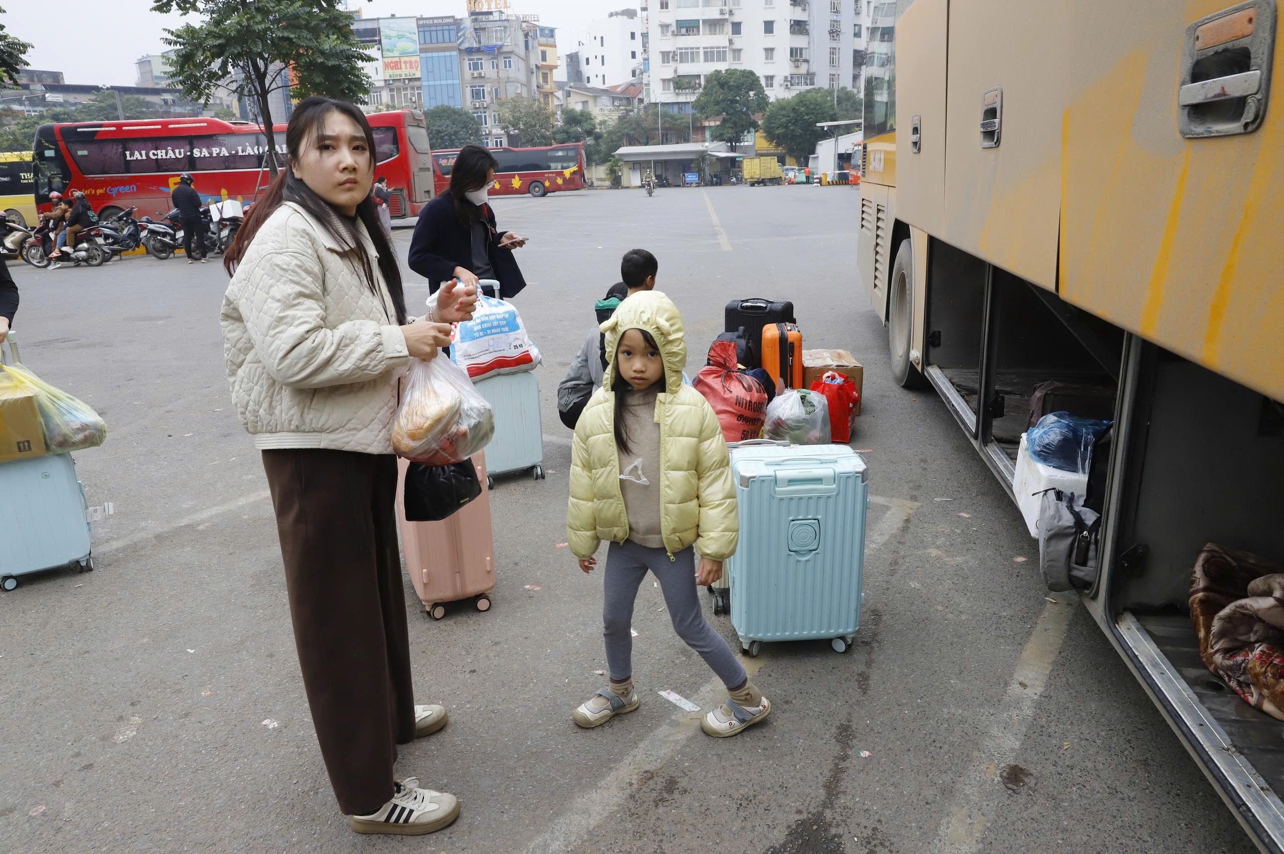 Người dân tay xách nách mang trở lại Hà Nội, bến xe đông đúc- Ảnh 13. Người dân tay xách nách mang trở lại Hà Nội, bến xe đông đúc- Ảnh 13.