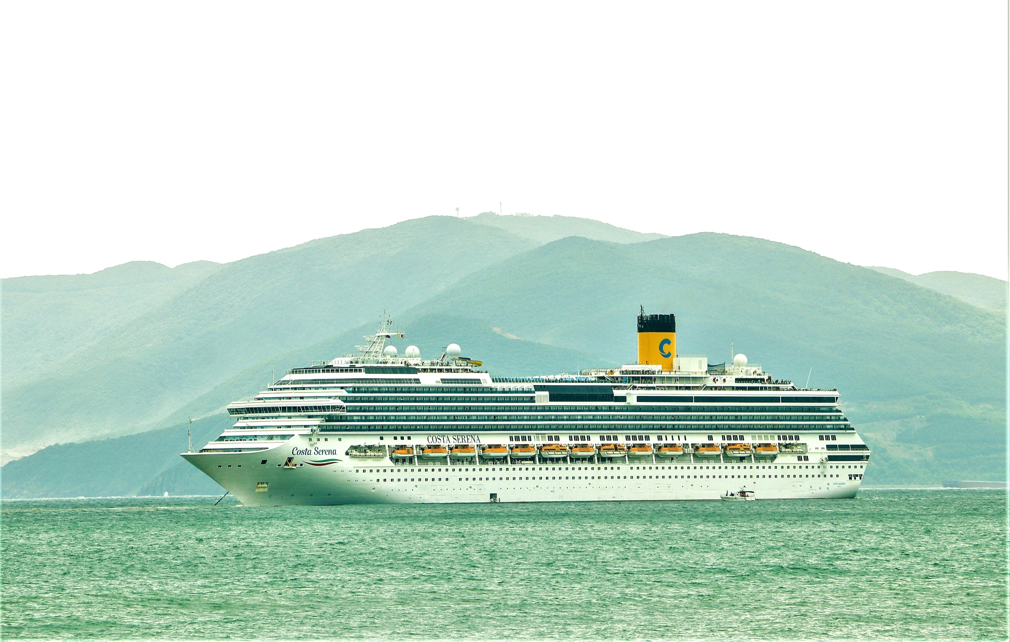 Kh&aacute;nh H&ograve;a đ&oacute;n t&agrave;u du lịch biển đầu ti&ecirc;n trong năm 2026- Ảnh 1.