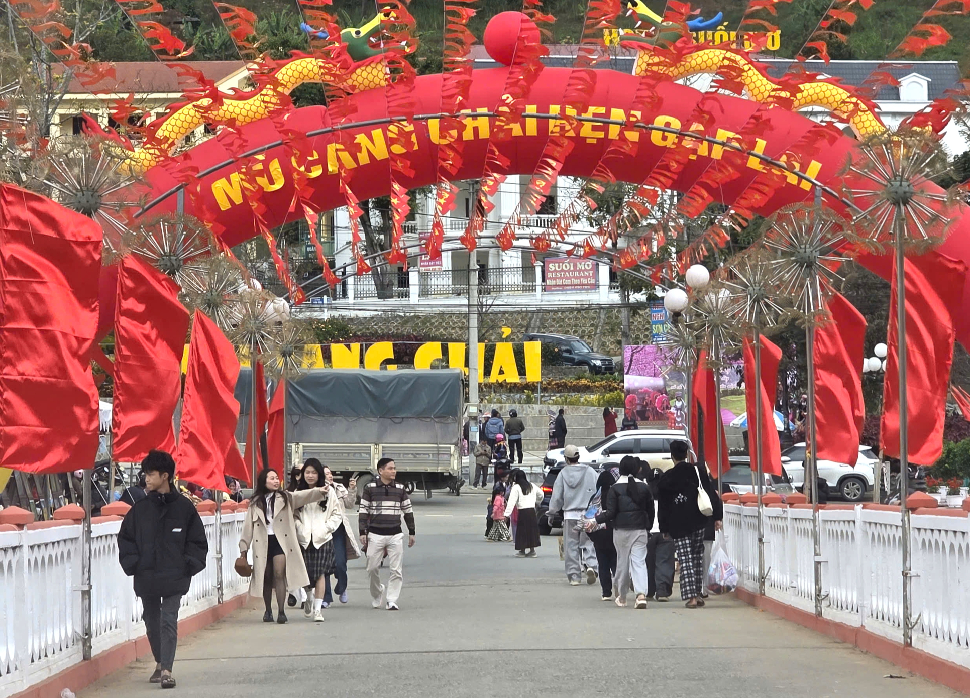 Du kh&aacute;ch đổ về M&ugrave; Cang Chải chi&ecirc;m ngưỡng hoa tớ d&agrave;y- Ảnh 1.