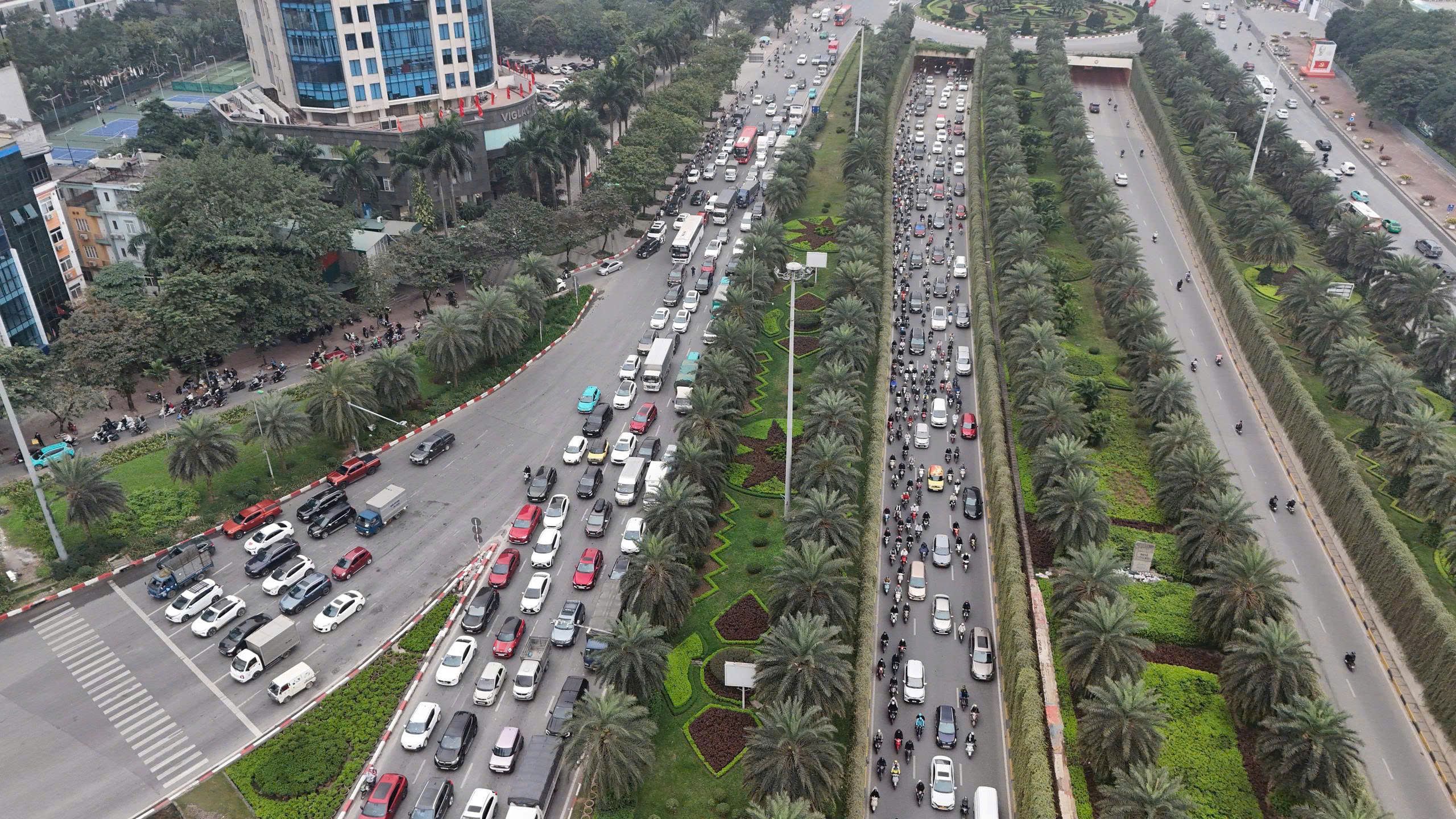Phố H&agrave; Nội đ&ocirc;ng nghẹt, người d&acirc;n chật vật đi l&agrave;m sau kỳ nghỉ Tết k&eacute;o d&agrave;i 4 ng&agrave;y- Ảnh 6.