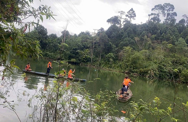 Lực lượng chức năng v&agrave; người d&acirc;n t&igrave;m kiếm nạn nh&acirc;n mất t&iacute;ch vụ lật ghe.