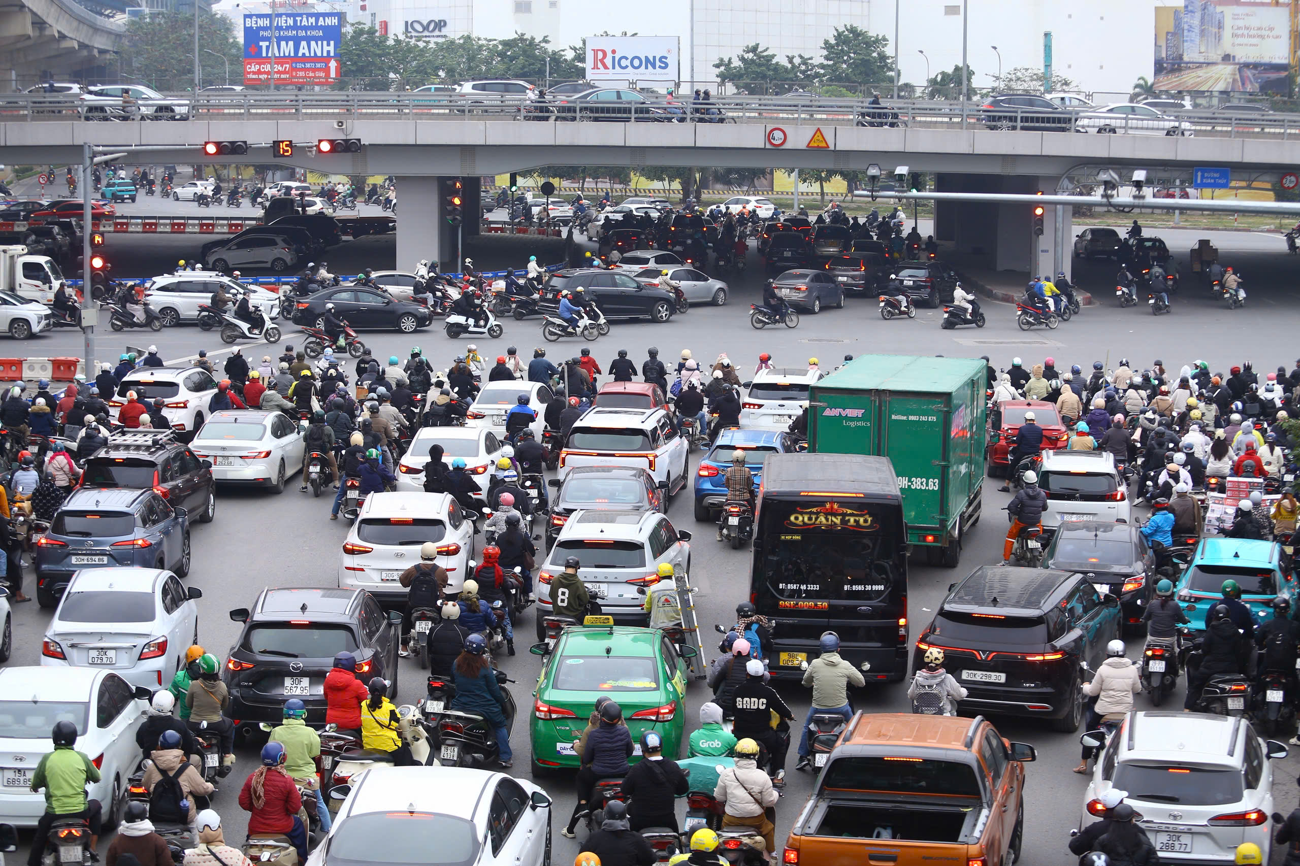 Phố H&agrave; Nội đ&ocirc;ng nghẹt, người d&acirc;n chật vật đi l&agrave;m sau kỳ nghỉ Tết k&eacute;o d&agrave;i 4 ng&agrave;y- Ảnh 4.
