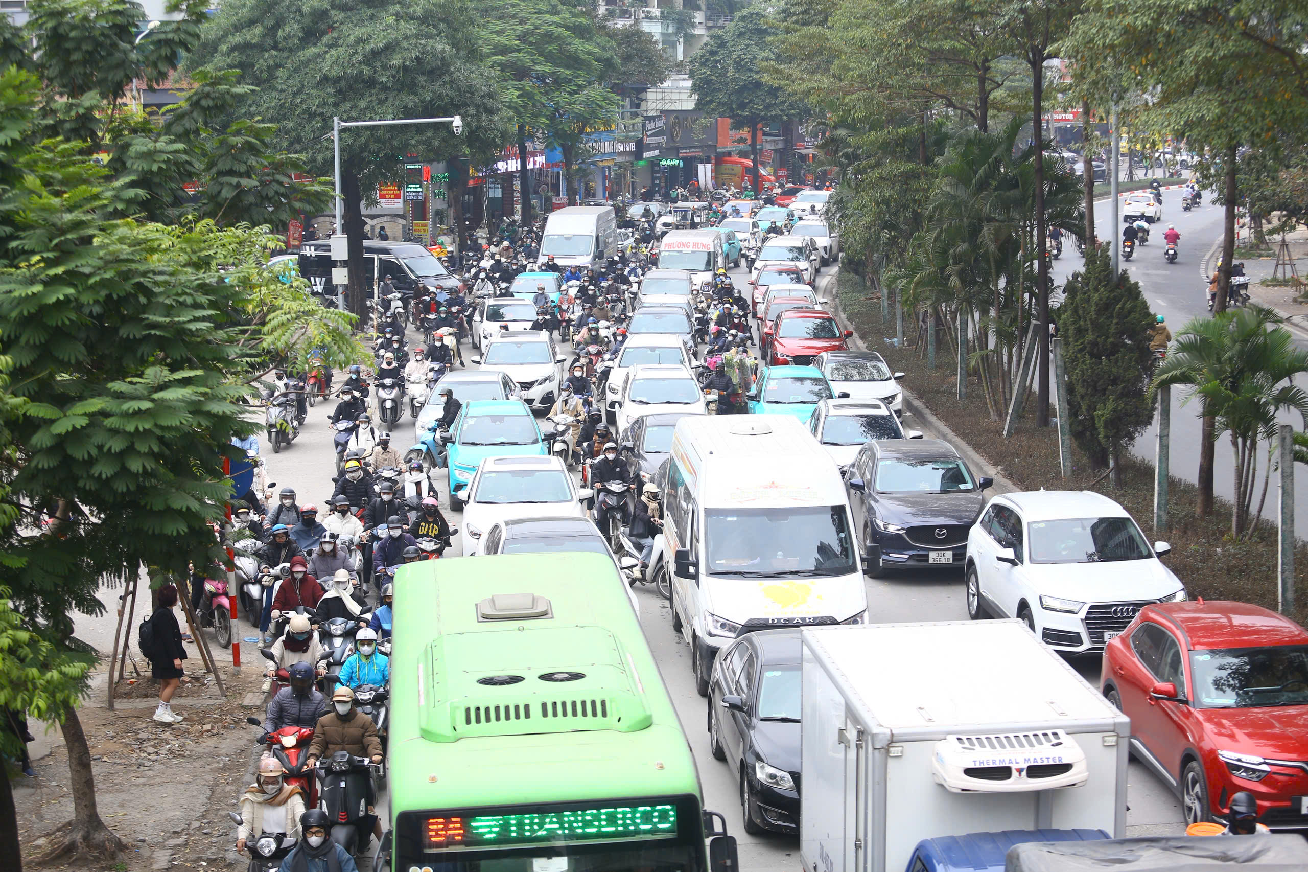 Phố H&agrave; Nội đ&ocirc;ng nghẹt, người d&acirc;n chật vật đi l&agrave;m sau kỳ nghỉ Tết k&eacute;o d&agrave;i 4 ng&agrave;y- Ảnh 5.