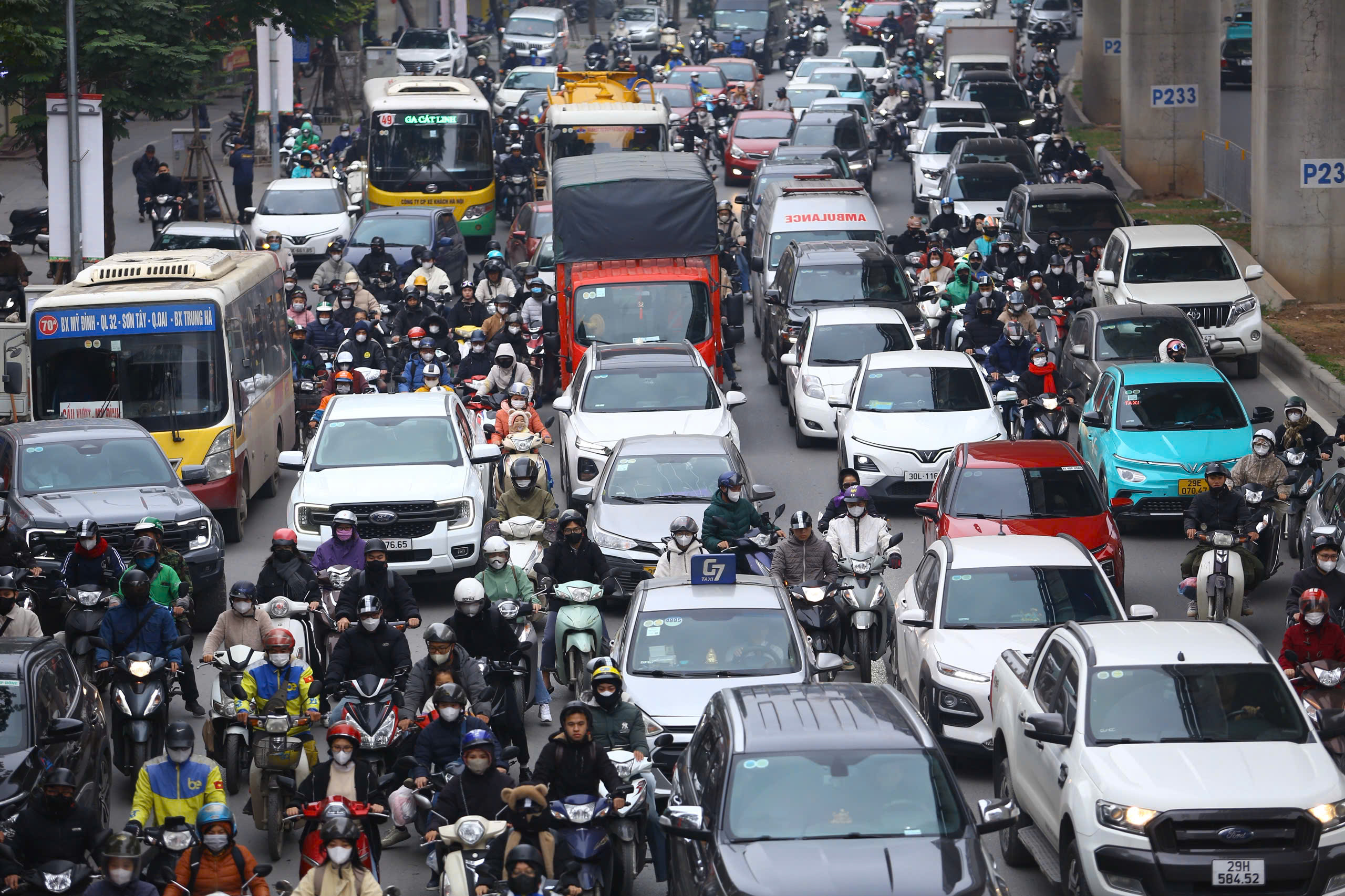 Phố H&agrave; Nội đ&ocirc;ng nghẹt, người d&acirc;n chật vật đi l&agrave;m sau kỳ nghỉ Tết k&eacute;o d&agrave;i 4 ng&agrave;y- Ảnh 2.