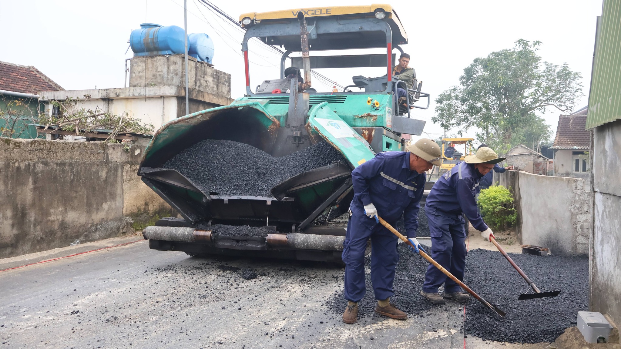 Nhiều tuyến đường giao th&ocirc;ng n&ocirc;ng th&ocirc;n ở H&agrave; Tĩnh được "thay &aacute;o mới&rdquo;- Ảnh 3.