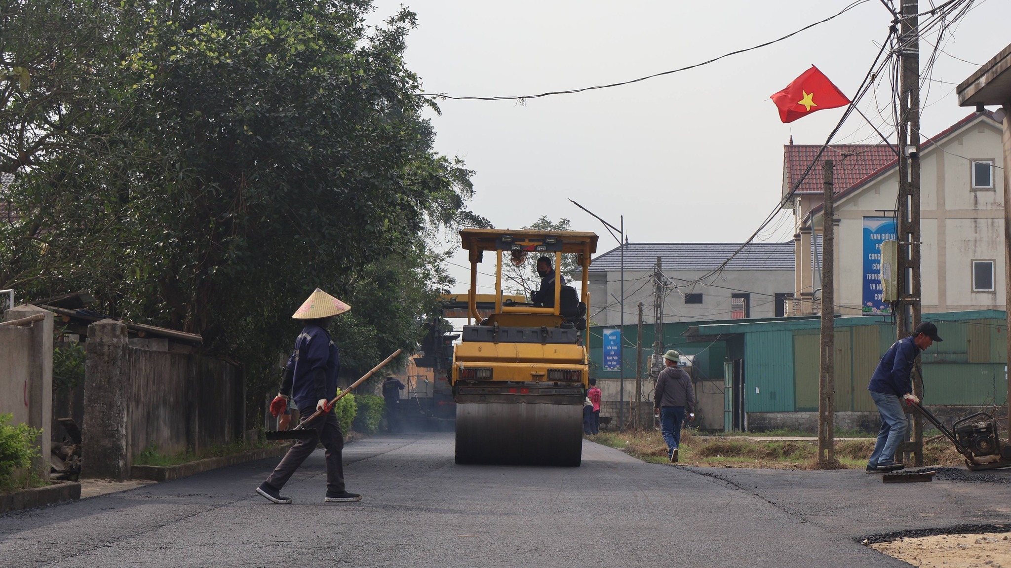 Nhiều tuyến đường giao th&ocirc;ng n&ocirc;ng th&ocirc;n ở H&agrave; Tĩnh được "thay &aacute;o mới&rdquo;- Ảnh 4.