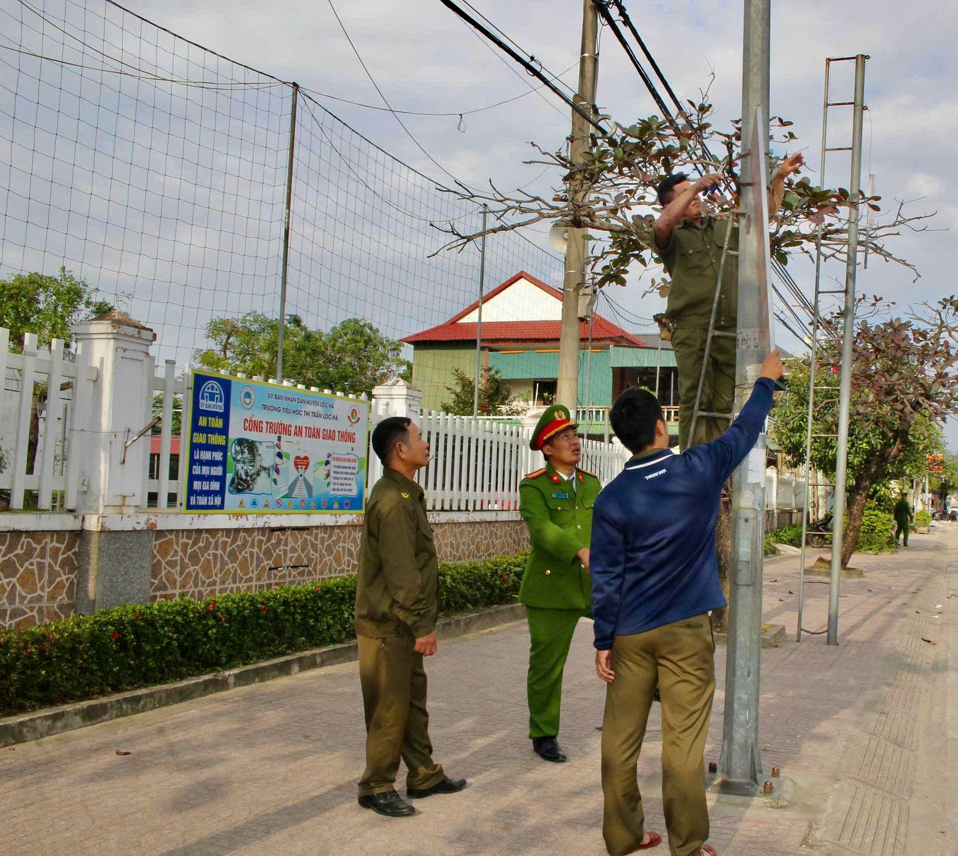 Nhiều tuyến đường giao th&ocirc;ng n&ocirc;ng th&ocirc;n ở H&agrave; Tĩnh được "thay &aacute;o mới&rdquo;- Ảnh 6.