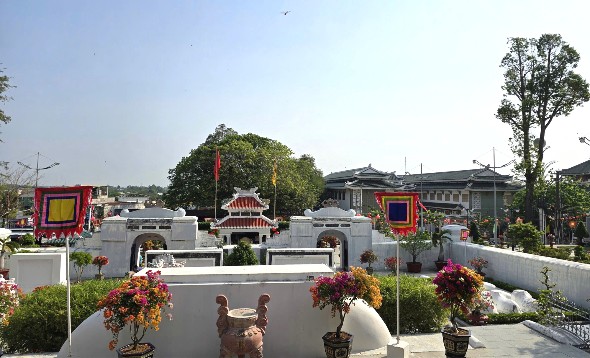 Gi&aacute;m đốc Sở Văn h&oacute;a v&agrave; Thể thao An Giang chỉ đạo g&igrave; về bức tượng c&oacute; logo chữ k&yacute;?- Ảnh 2.