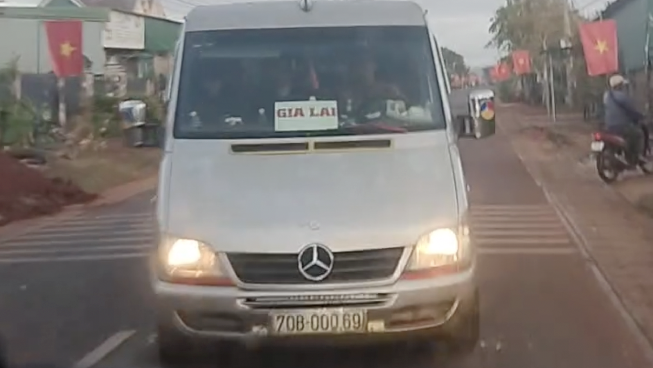 Gia Lai: Xử phạt vụ t&agrave;i xế tạt đầu, chặn xe tr&ecirc;n quốc lộ 14C- Ảnh 1.