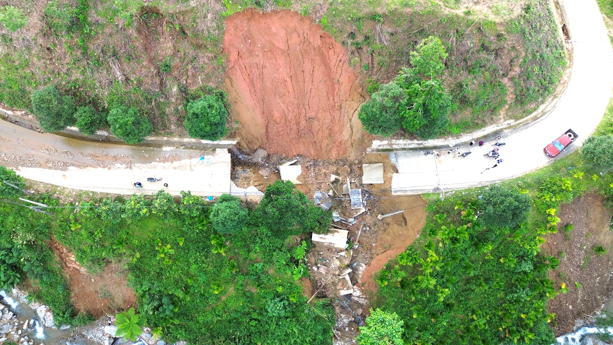 Quảng Ng&atilde;i chi hơn 300 tỷ đồng hỗ trợ d&acirc;n sinh, t&aacute;i thiết hạ tầng sau thi&ecirc;n tai- Ảnh 1.