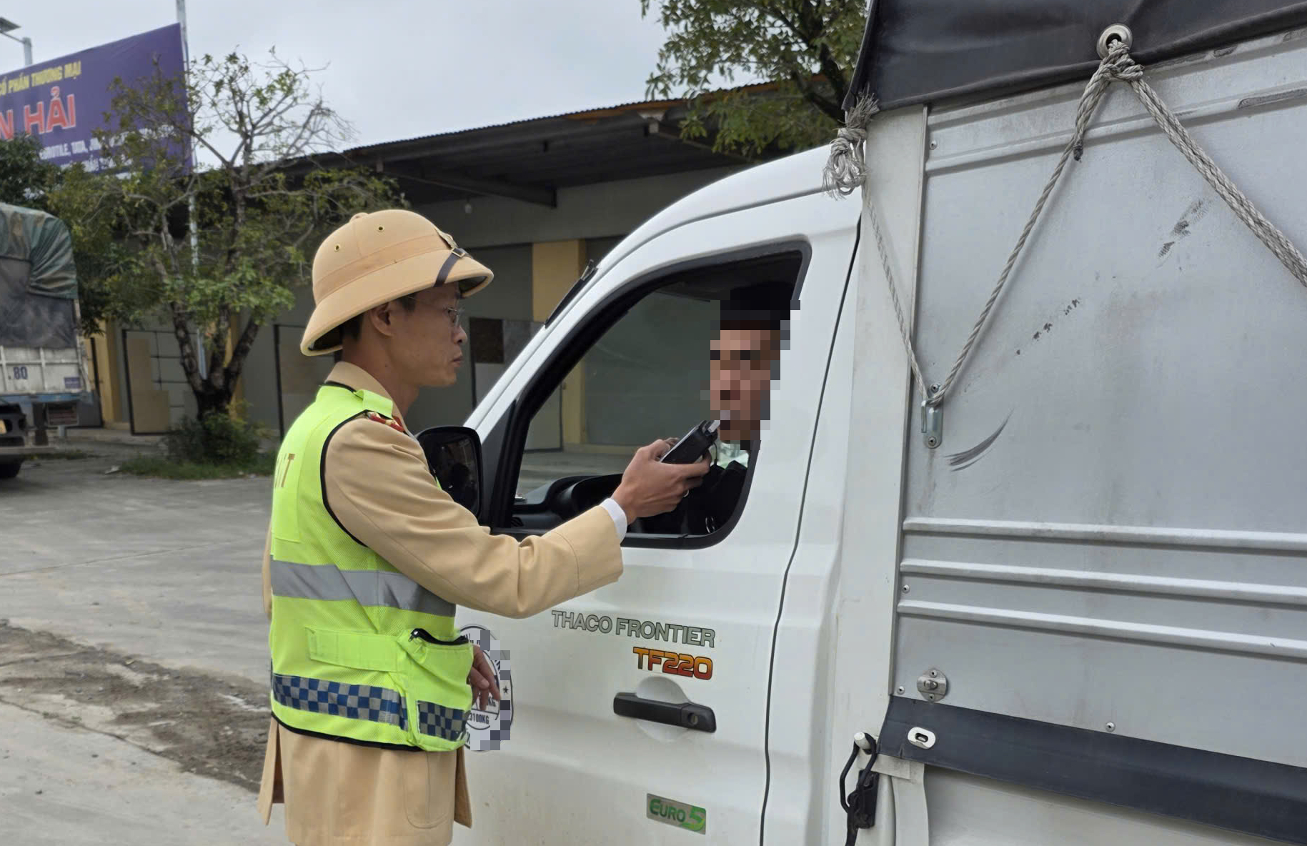 Nghệ An: Tuần tra kiểm so&aacute;t, xử l&yacute; "ma men" xuy&ecirc;n tết Dương lịch- Ảnh 3.