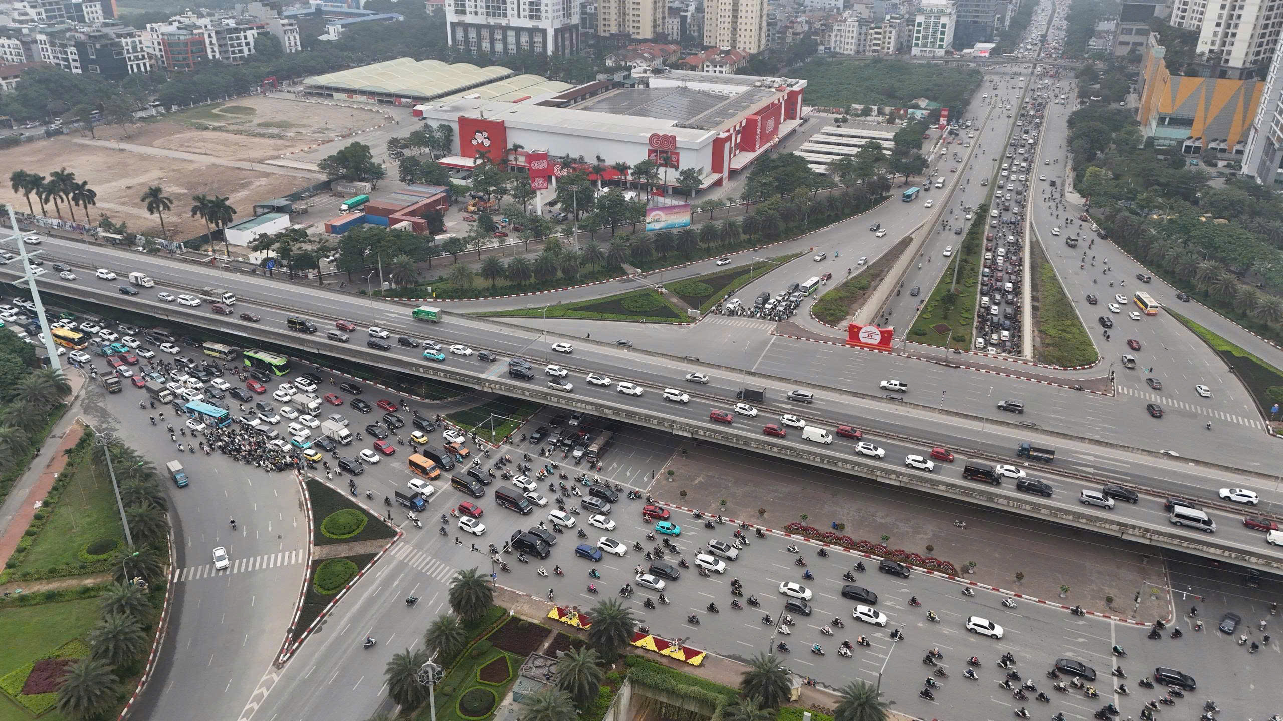 Phố H&agrave; Nội đ&ocirc;ng nghẹt, người d&acirc;n chật vật đi l&agrave;m sau kỳ nghỉ Tết k&eacute;o d&agrave;i 4 ng&agrave;y- Ảnh 11.