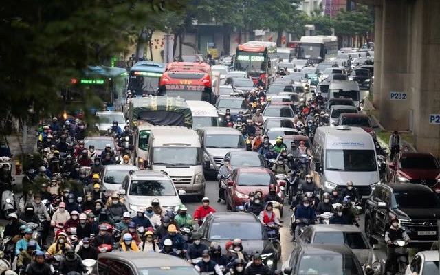 Phố H&agrave; Nội đ&ocirc;ng nghẹt, người d&acirc;n chật vật đi l&agrave;m sau kỳ nghỉ Tết k&eacute;o d&agrave;i 4 ng&agrave;y