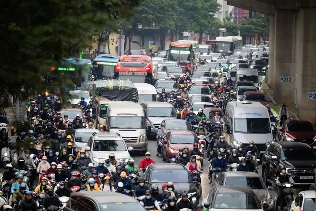 Phố H&agrave; Nội đ&ocirc;ng nghẹt, người d&acirc;n chật vật đi l&agrave;m sau kỳ nghỉ Tết k&eacute;o d&agrave;i 4 ng&agrave;y- Ảnh 1.