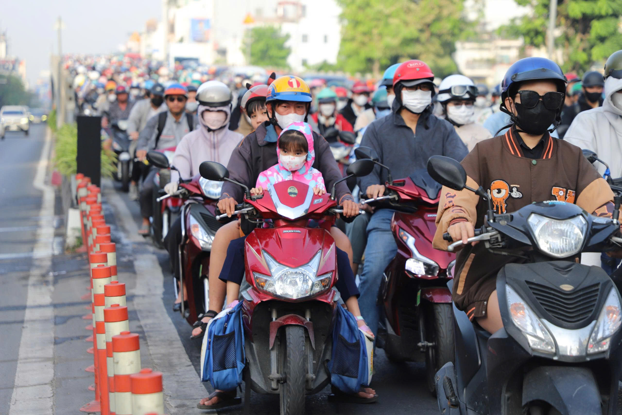 TP.HCM kẹt xe diện rộng ng&agrave;y l&agrave;m việc đầu năm, cửa ng&otilde; v&agrave;o trung t&acirc;m &ldquo;đ&oacute;ng băng&rdquo;- Ảnh 3.